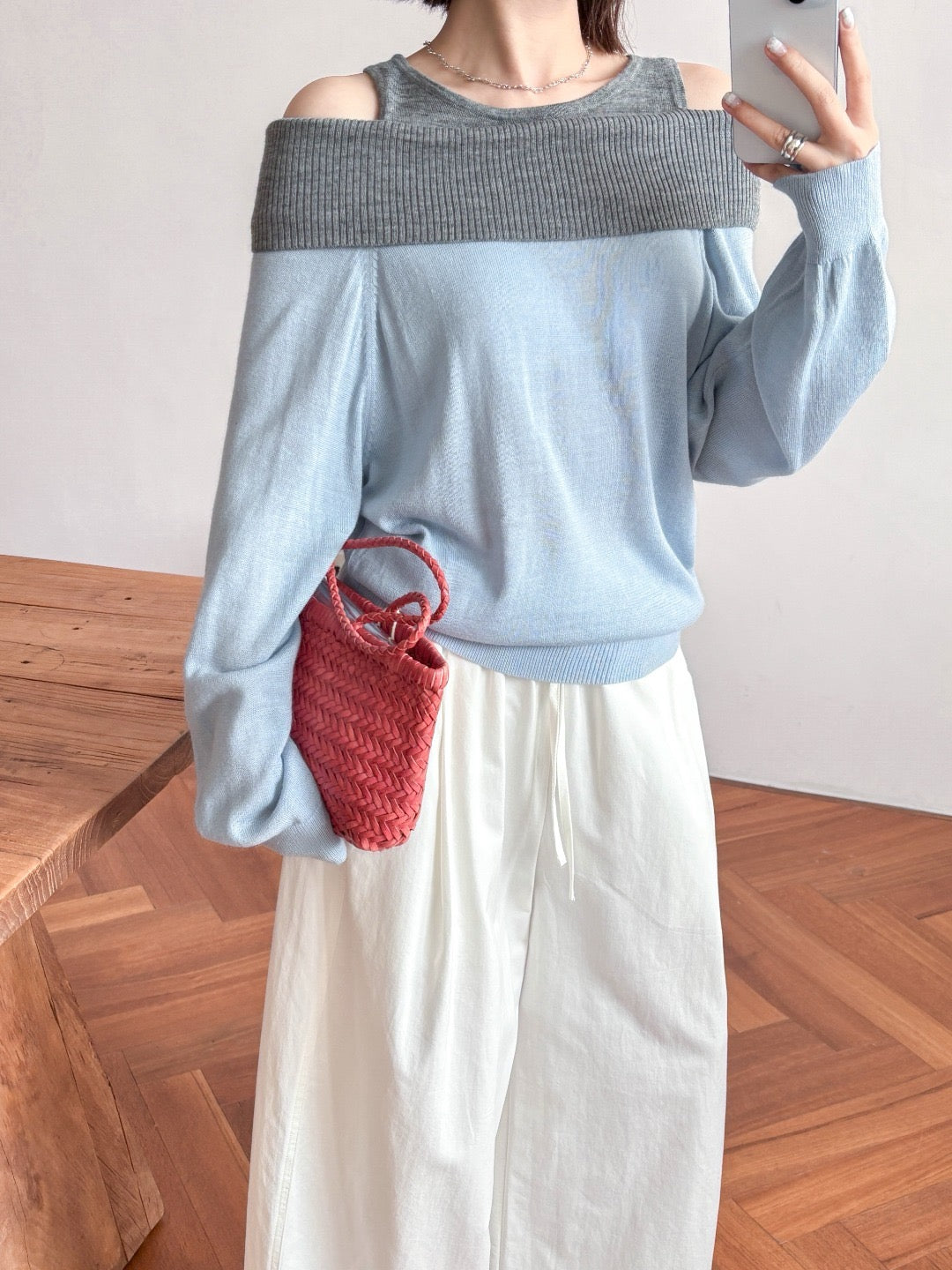 17A28 Off-shoulder Mongtoghi cashmere top with button detail