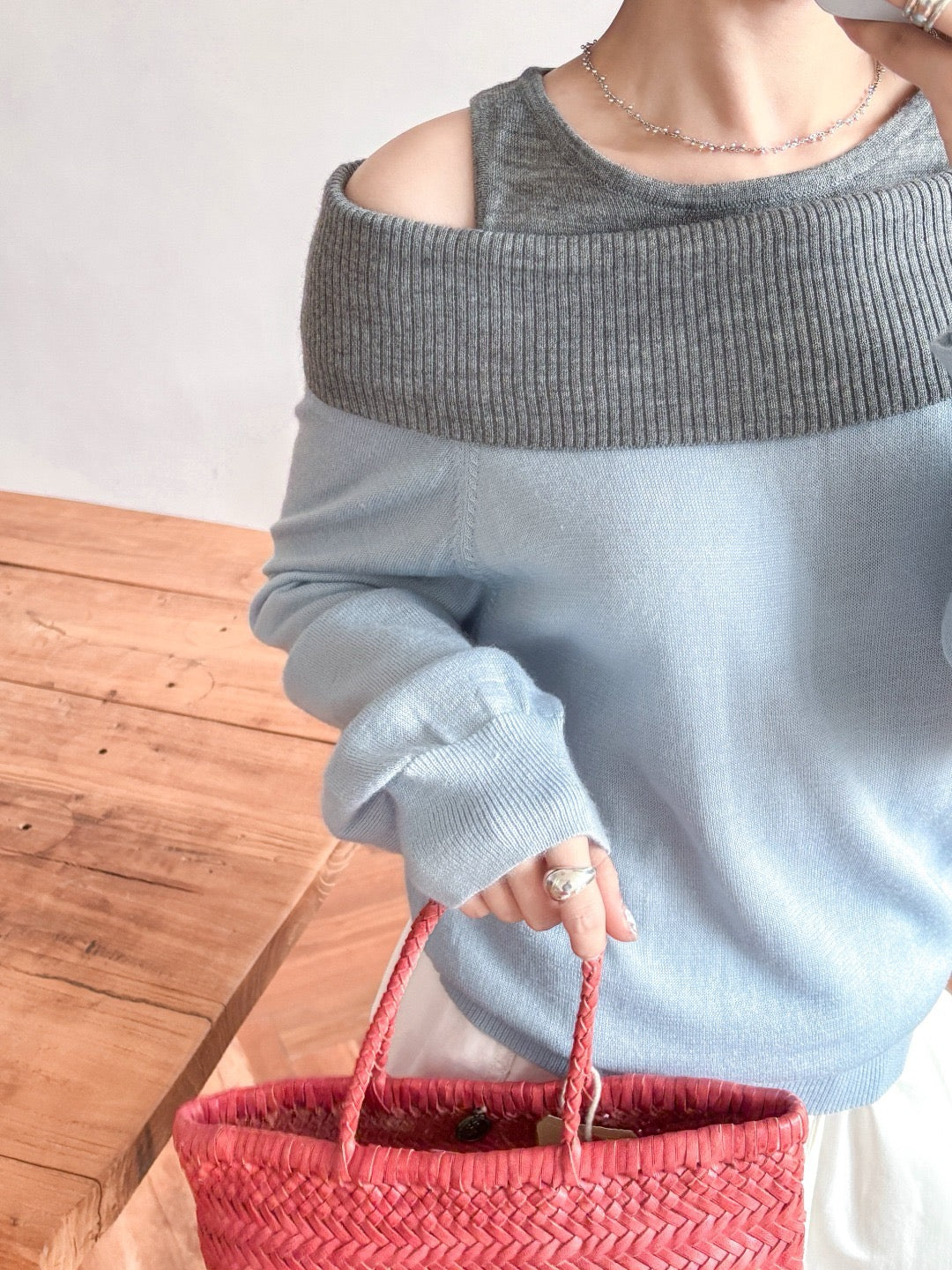 17A28 Off-shoulder Mongtoghi cashmere top with button detail