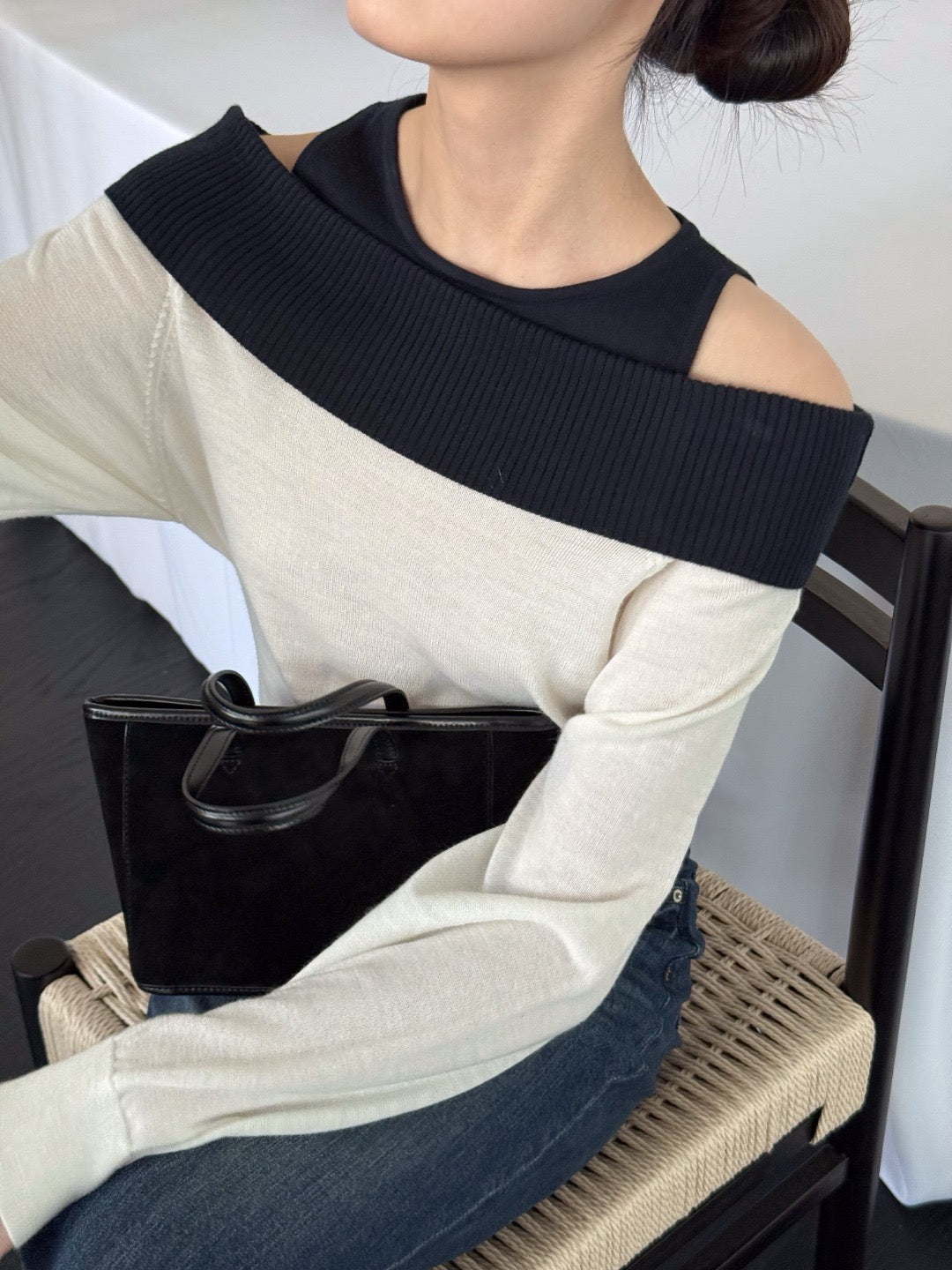 17A28 Off-shoulder Mongtoghi cashmere top with button detail