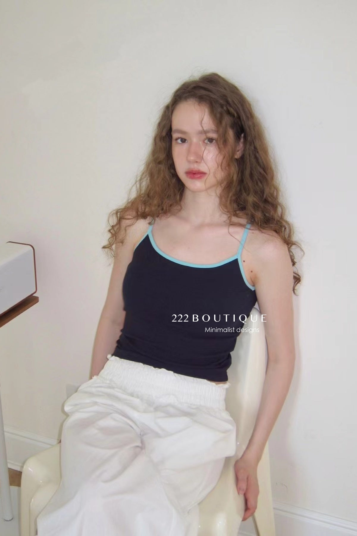 15a72 Contrast-trim cami top – fresh &amp; playful