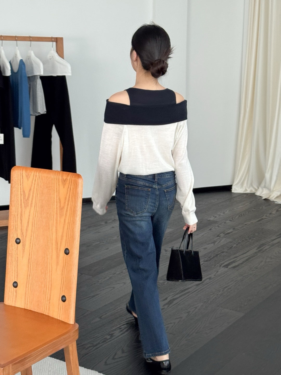 17A28 Off-shoulder Mongtoghi cashmere top with button detail