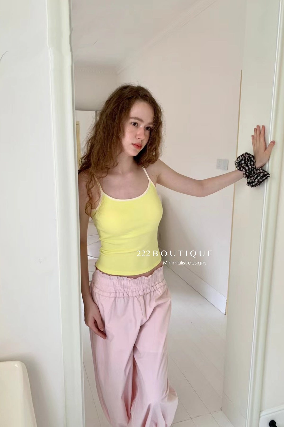 15a72 Contrast-trim cami top – fresh &amp; playful