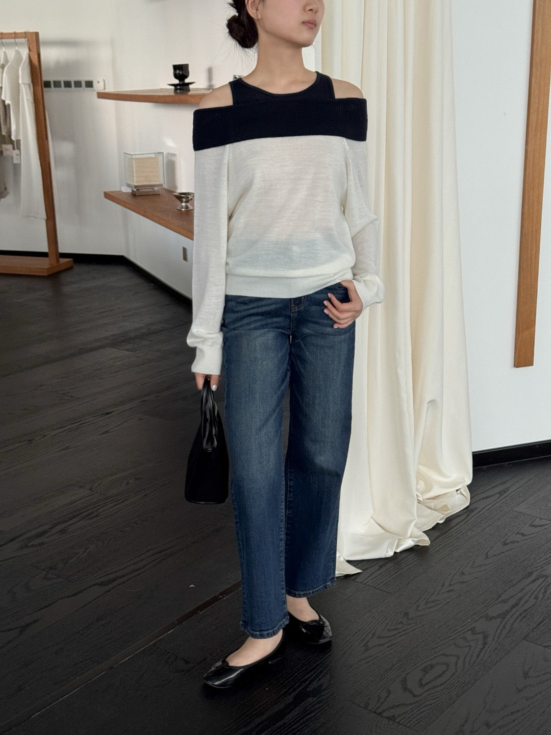 17A28 Off-shoulder Mongtoghi cashmere top with button detail