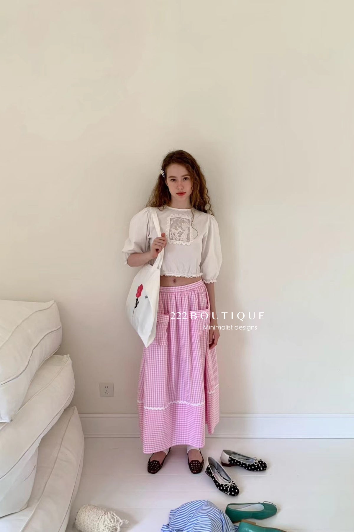15a73 Lace-embroidered cropped blouse – retro charm