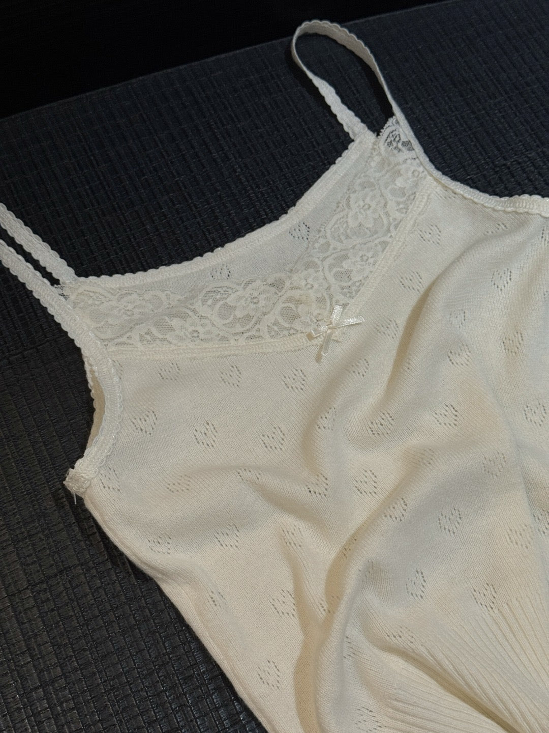 17a26 Cashmere camisole with lace trim