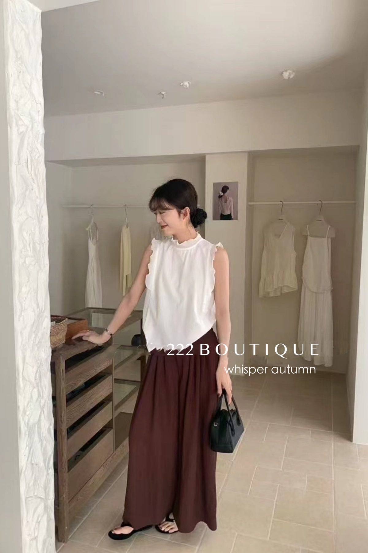 16a23 Sleeveless cotton top with lace trim