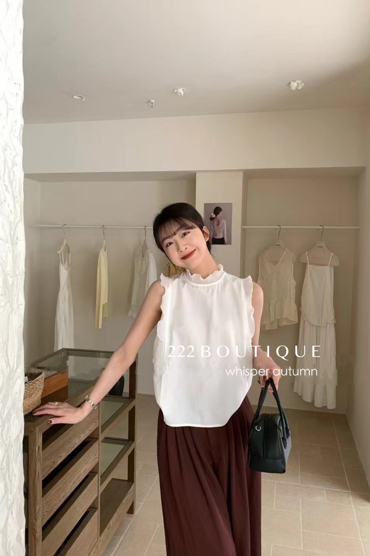 16a23 Sleeveless cotton top with lace trim