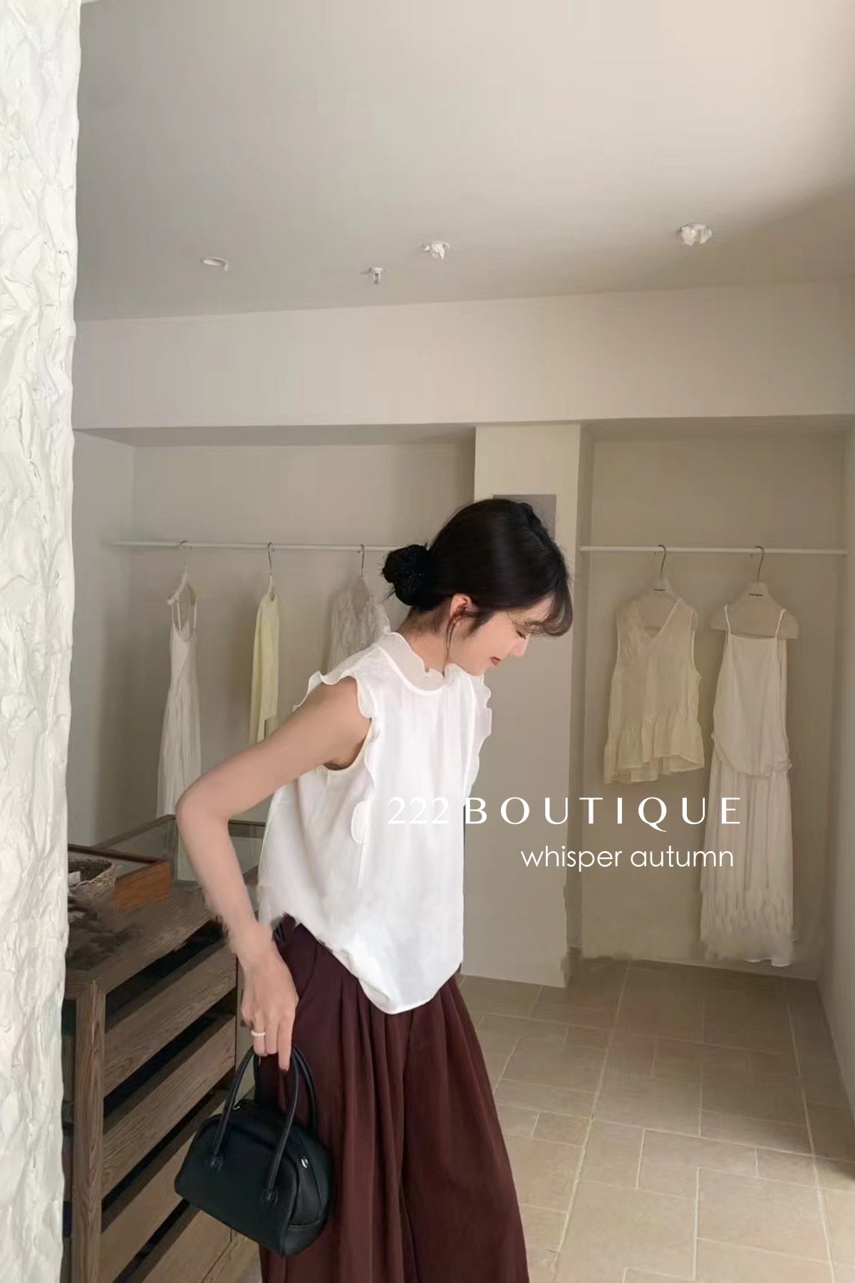 16a23 Sleeveless cotton top with lace trim