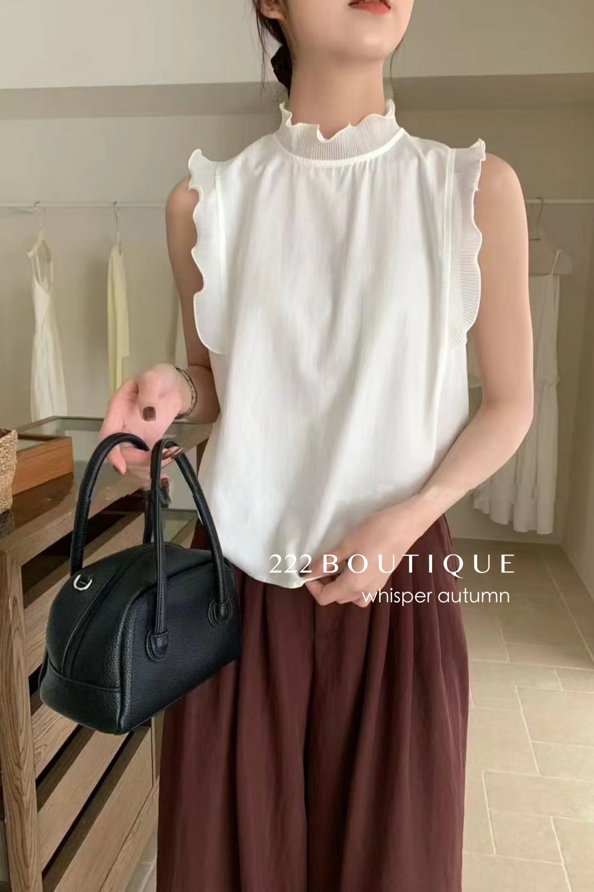 16a23 Sleeveless cotton top with lace trim