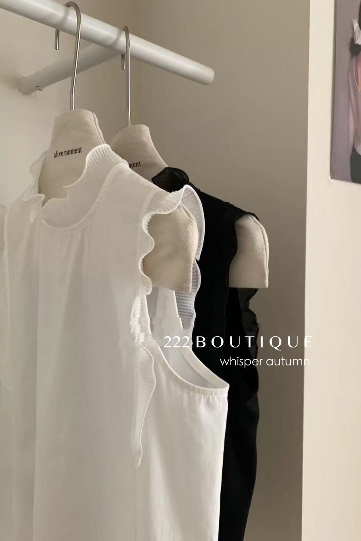16a23 Sleeveless cotton top with lace trim