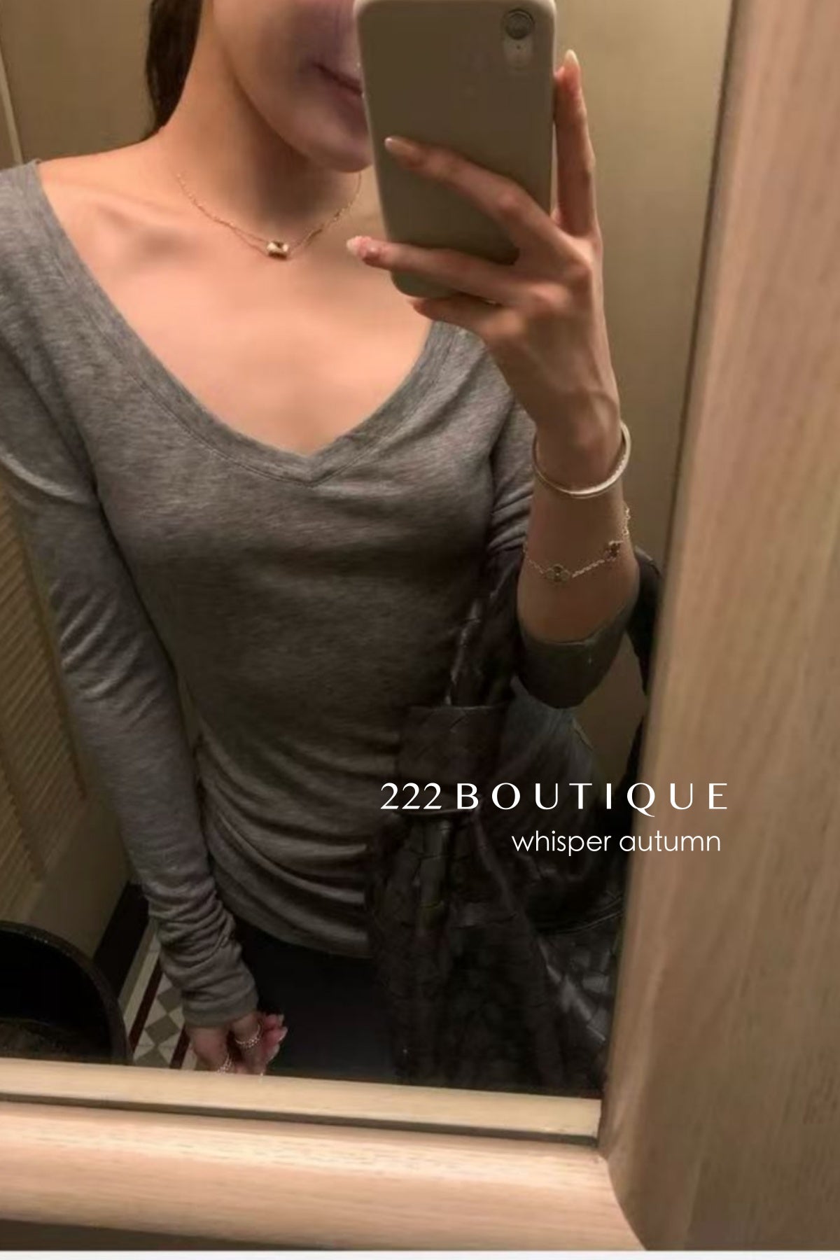 16a53 Lightweight V-neck long-sleeve tee
