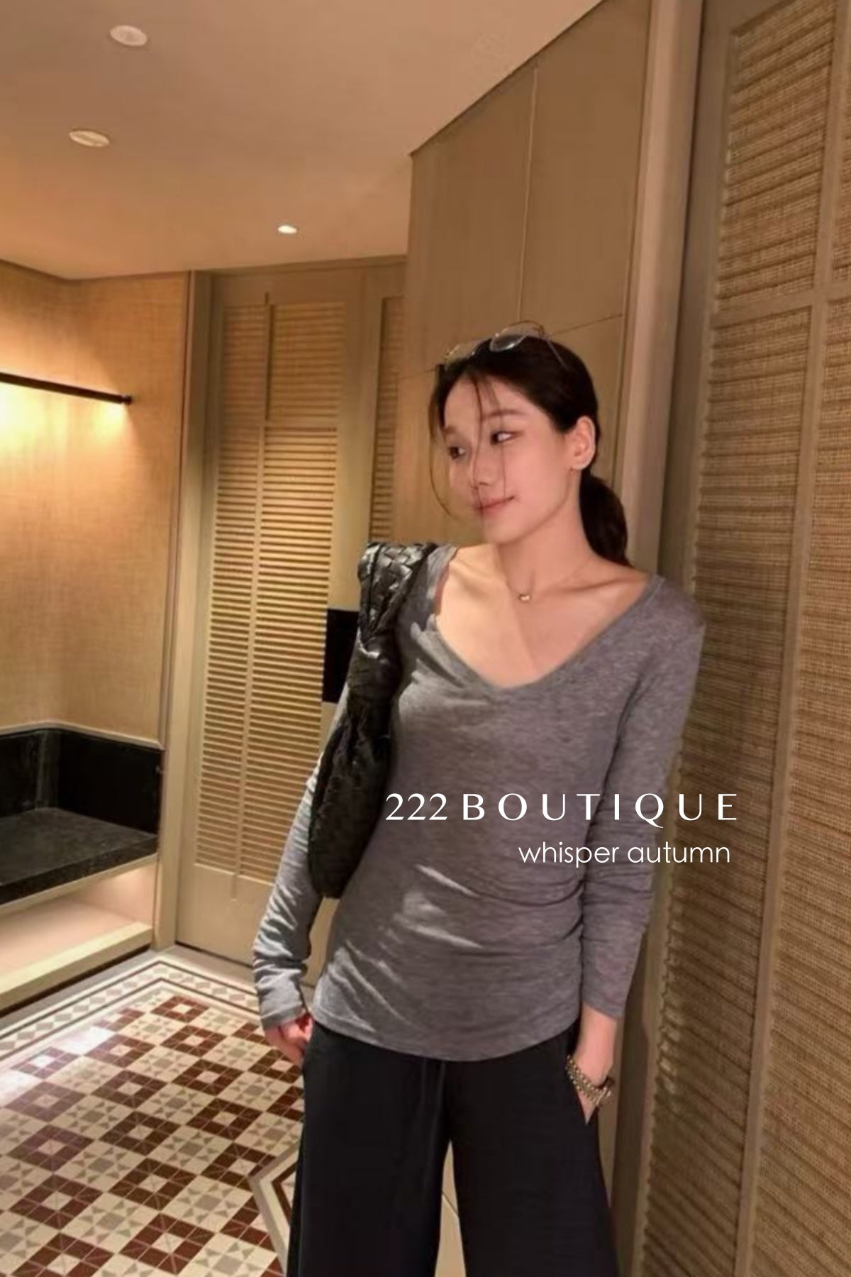 16a53 Lightweight V-neck long-sleeve tee
