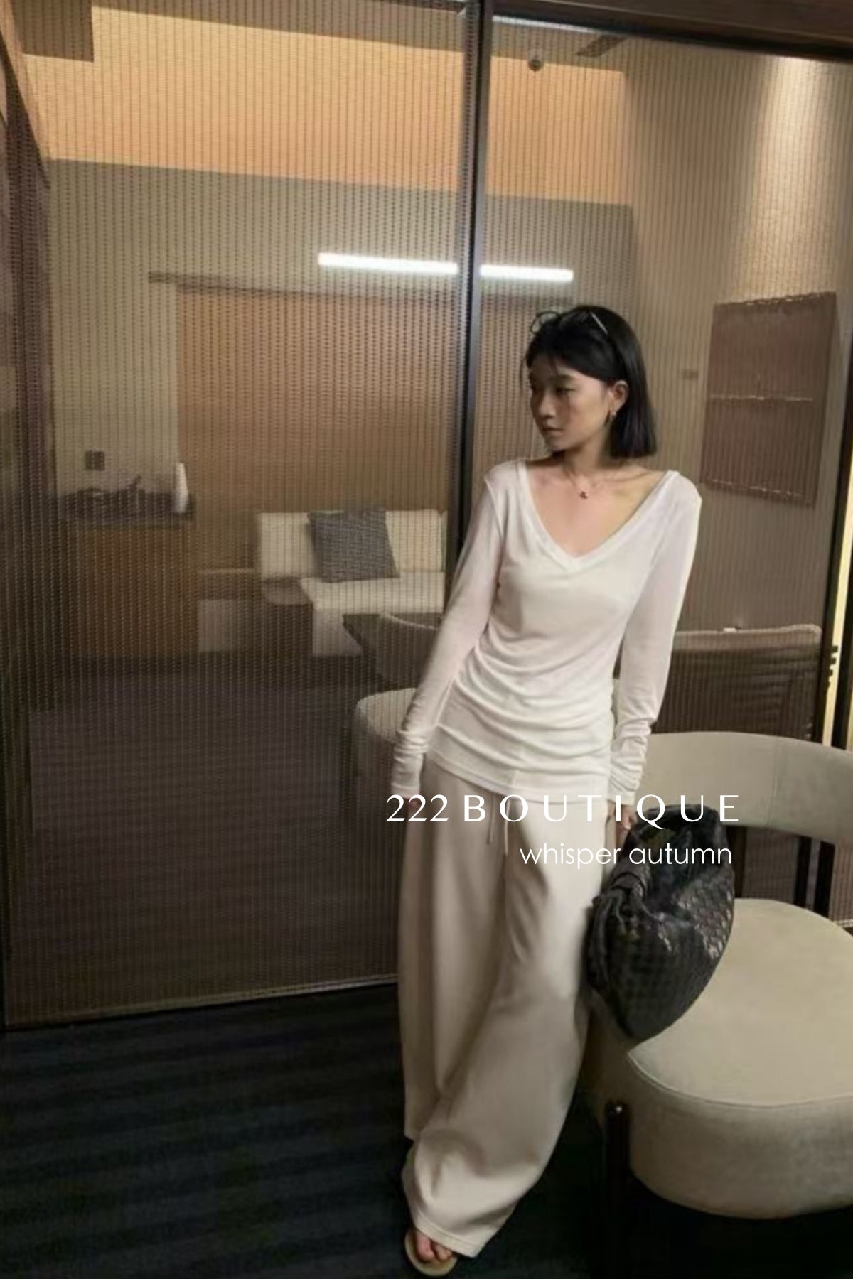 16a53 Lightweight V-neck long-sleeve tee