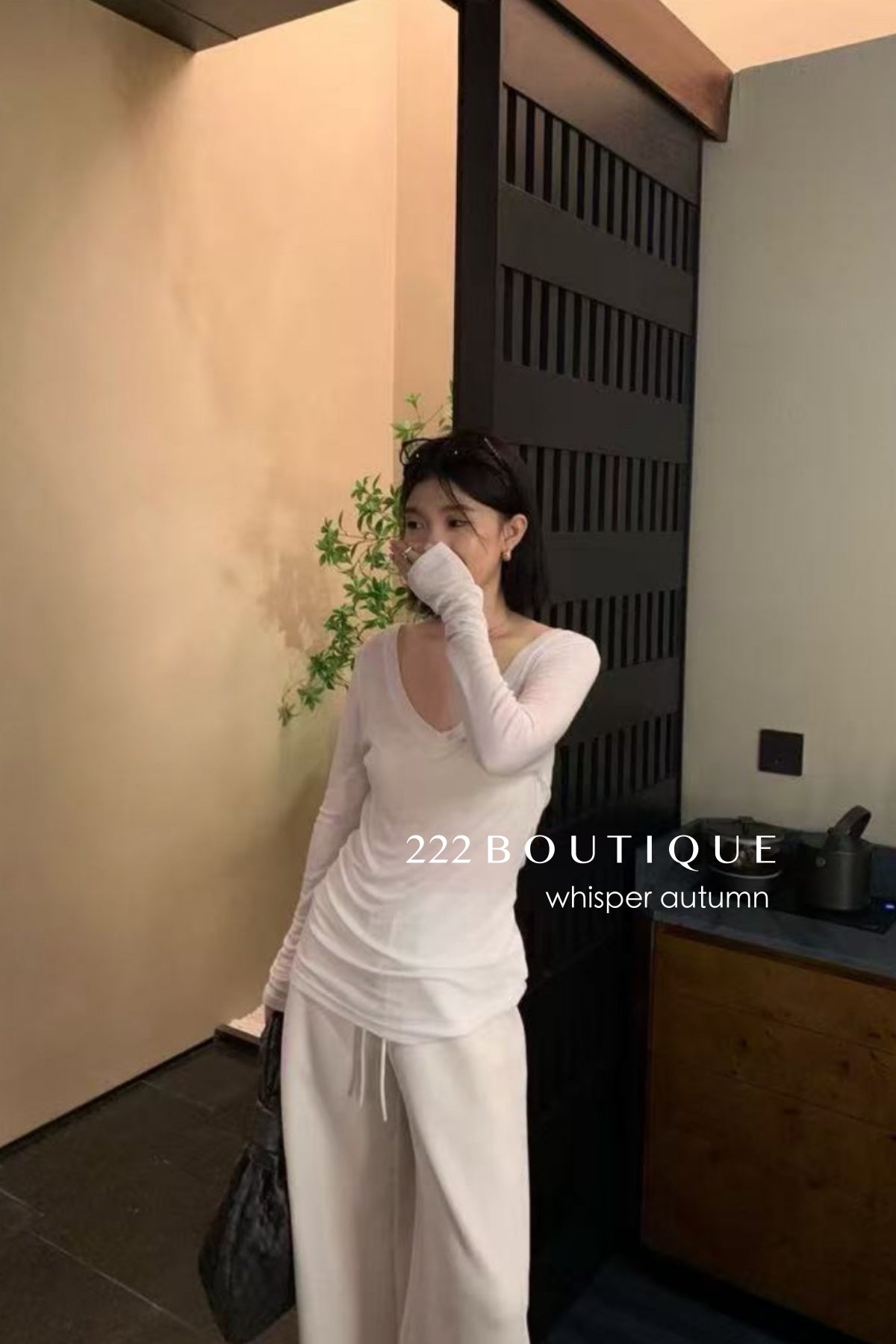 16a53 Lightweight V-neck long-sleeve tee