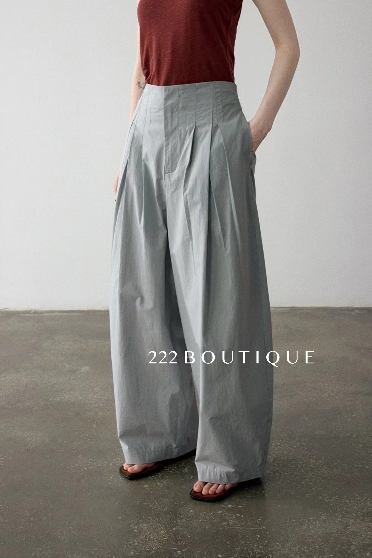 15q8 Pleated high-waist trousers – crisp, roomy, structured