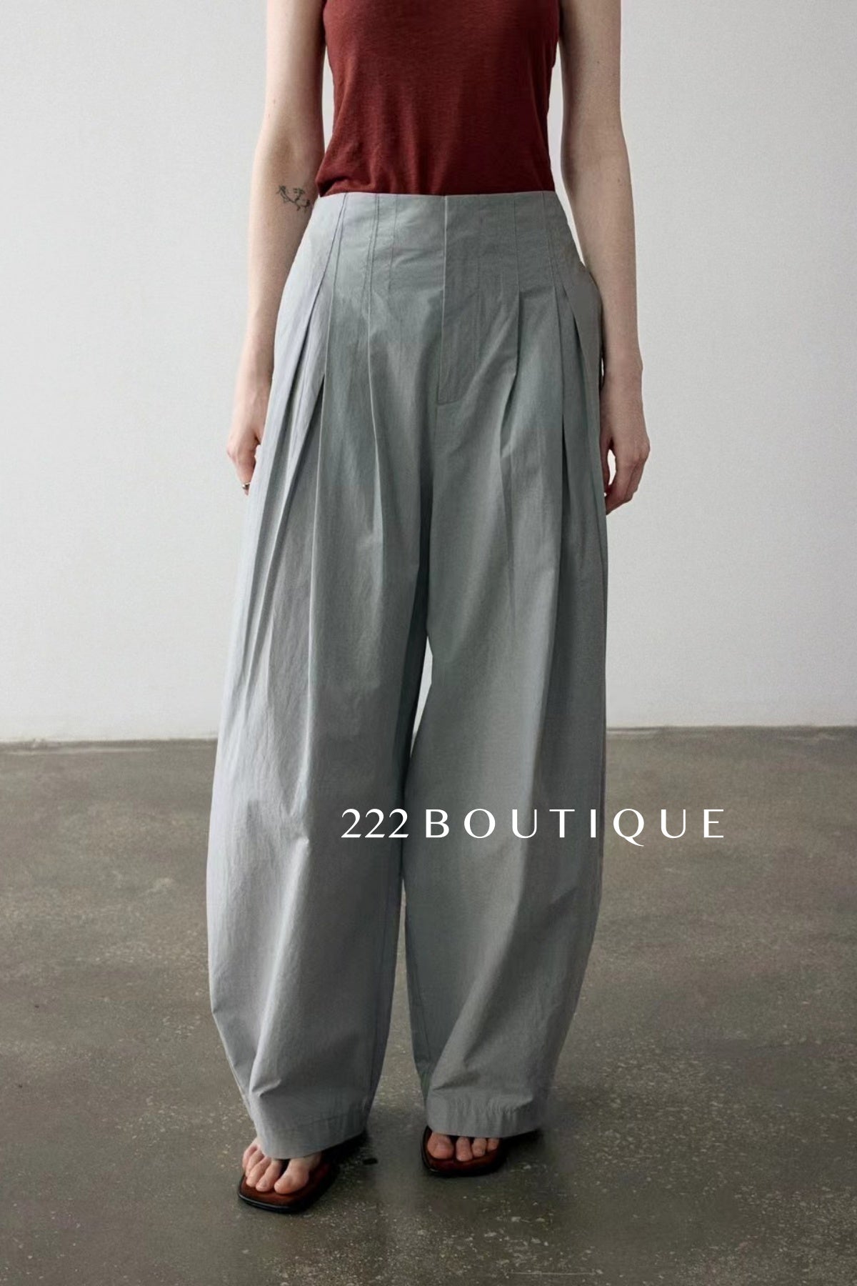 15q8 Pleated high-waist trousers – crisp, roomy, structured