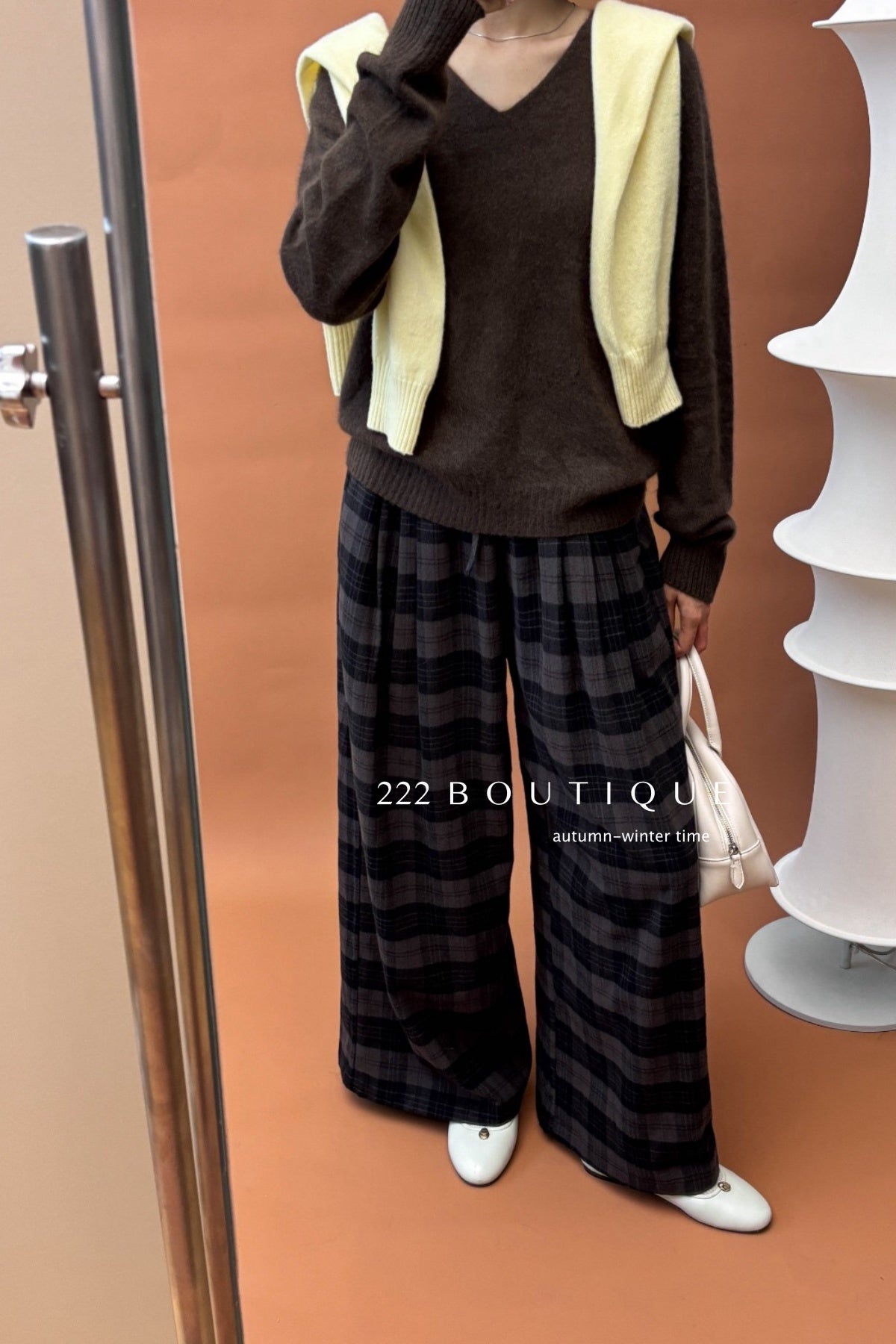 18a33 V-neck cashmere sweater