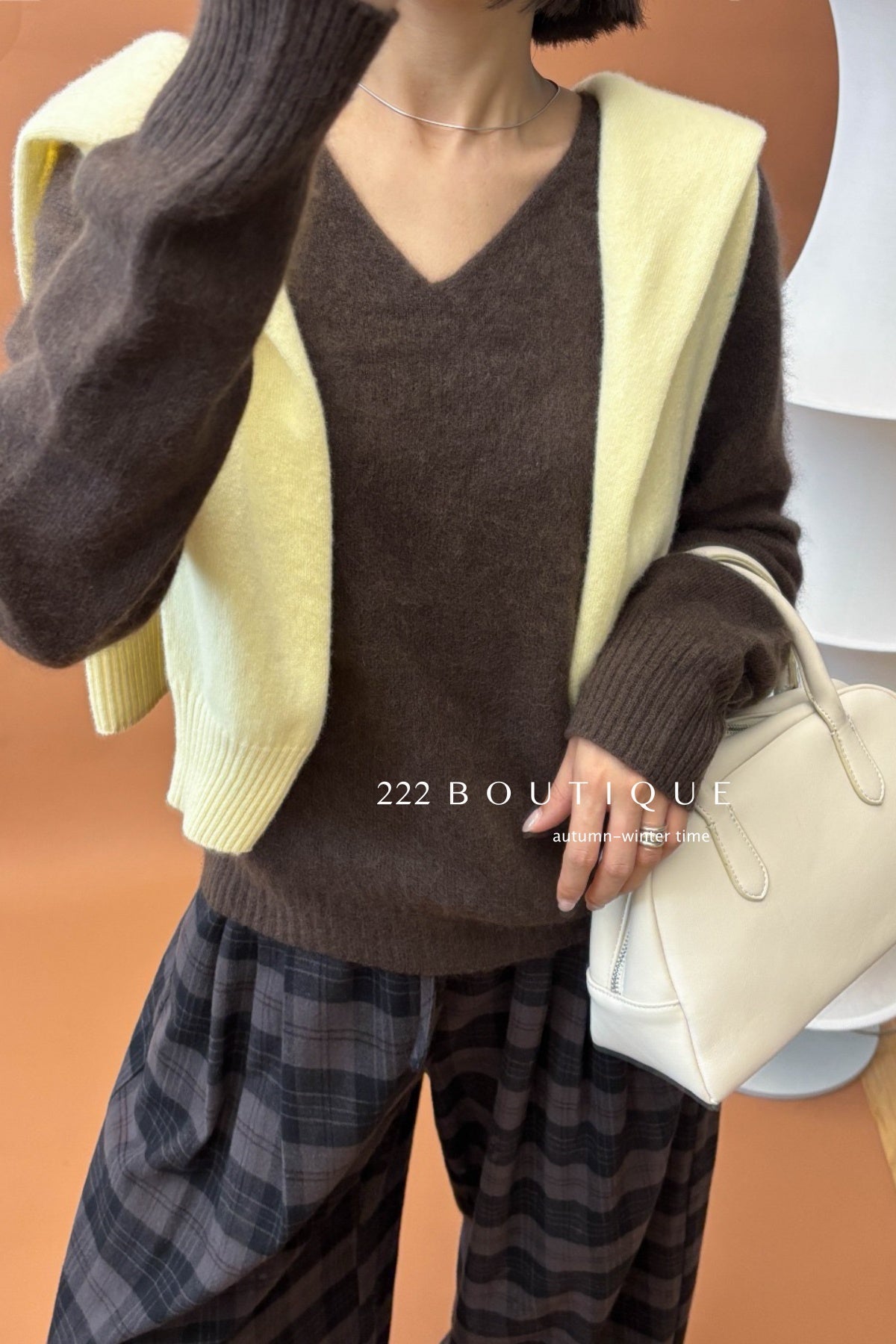 18a33 V-neck cashmere sweater