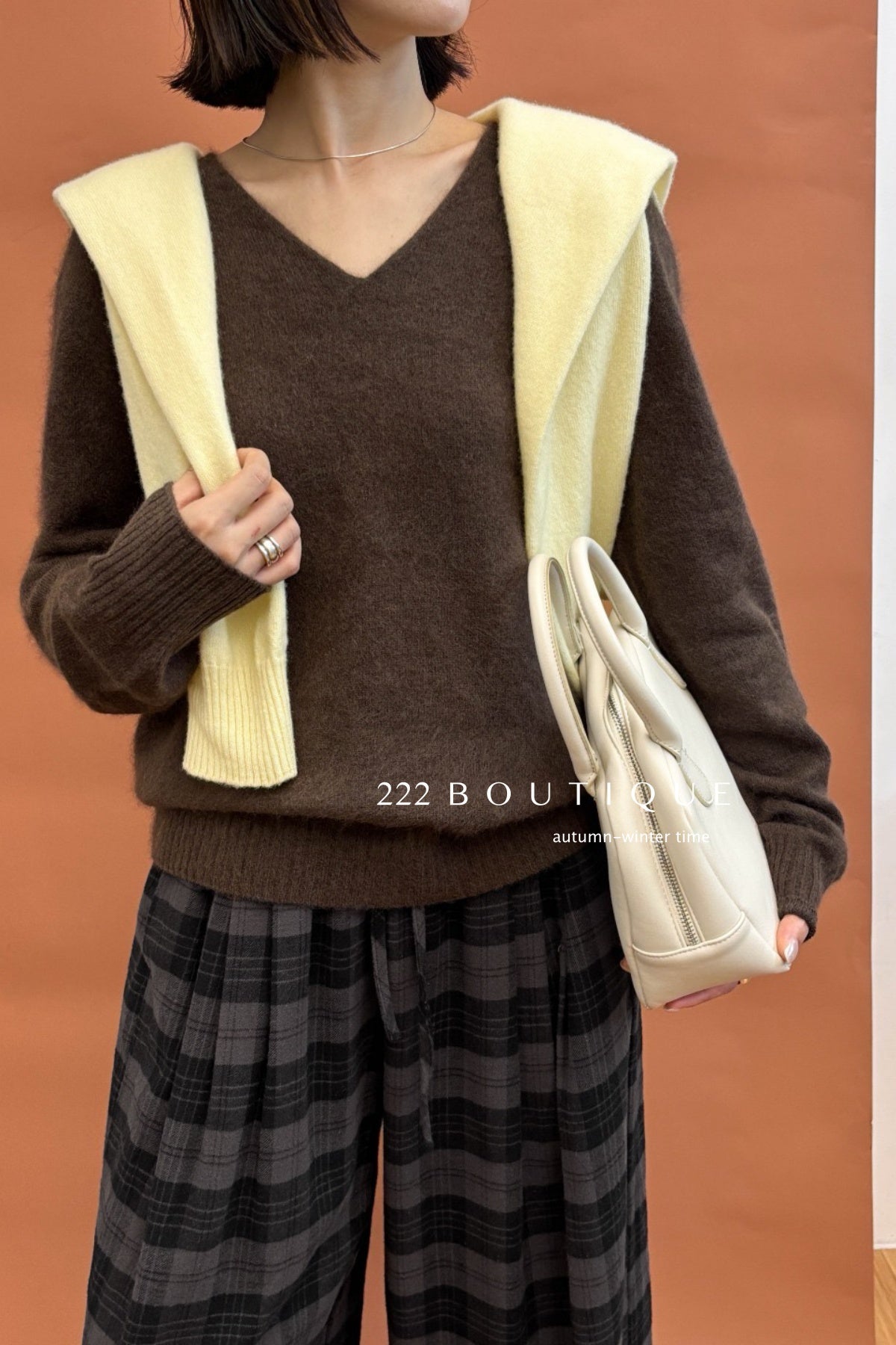 18a33 V-neck cashmere sweater