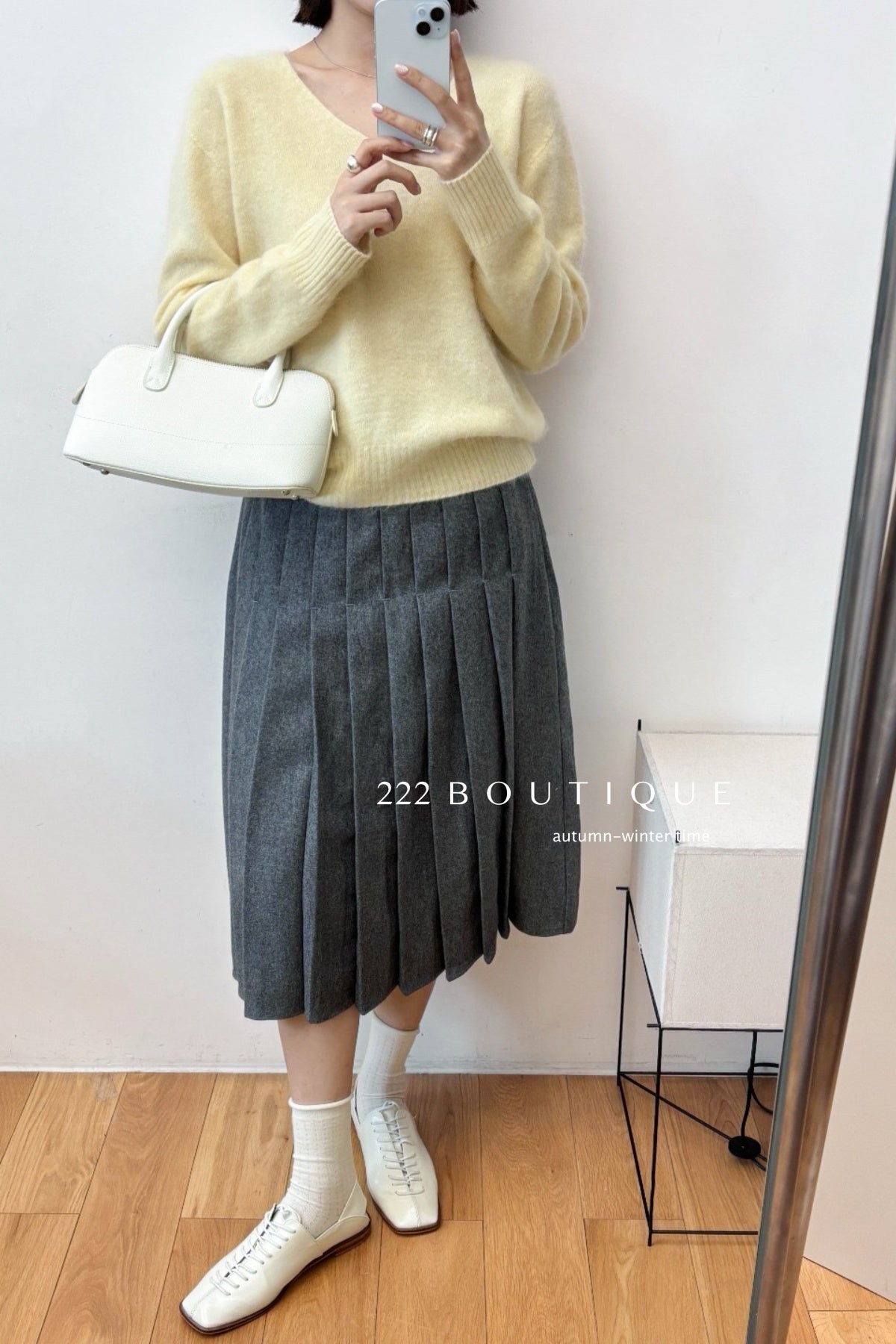 18a33 V-neck cashmere sweater