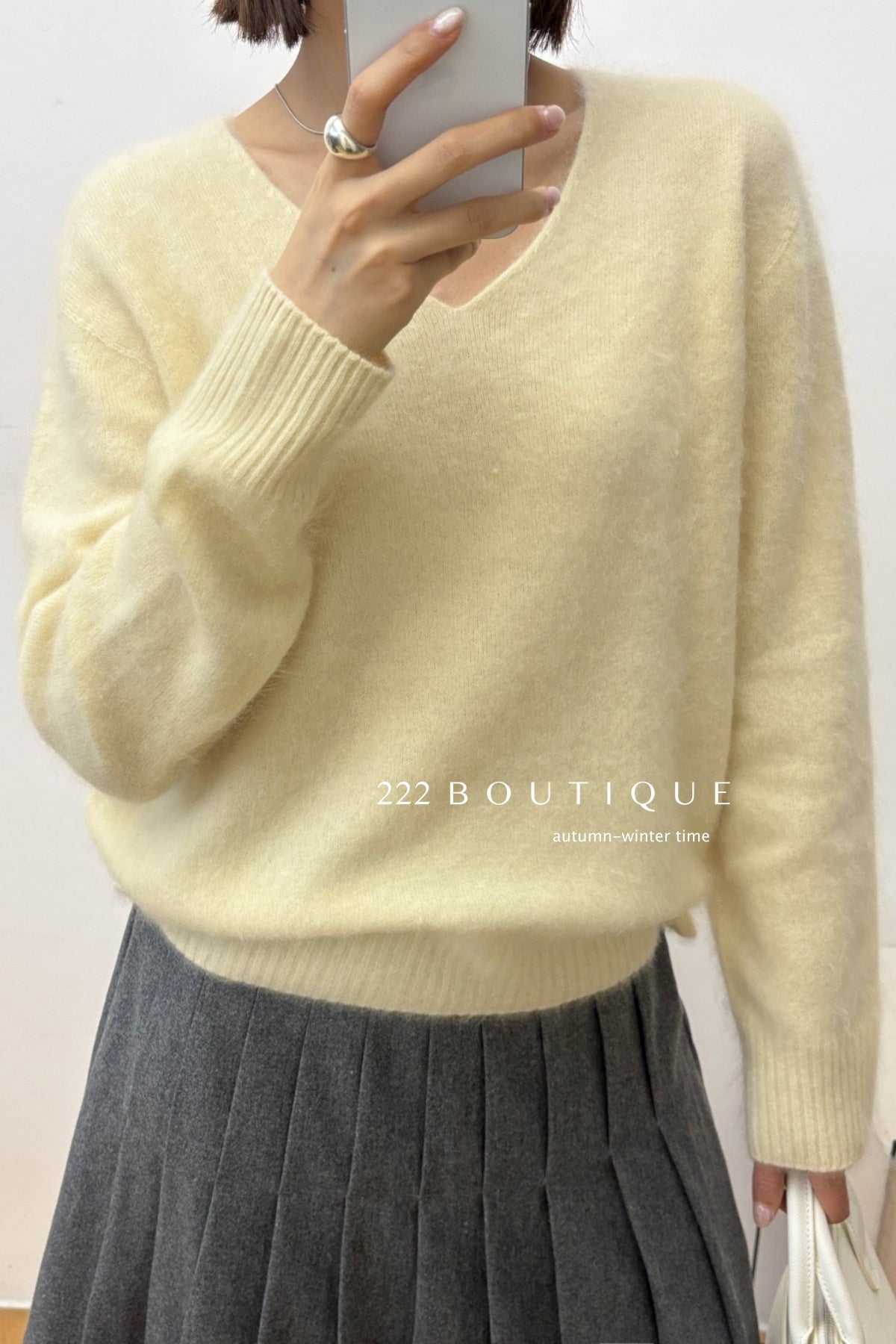 18a33 V-neck cashmere sweater