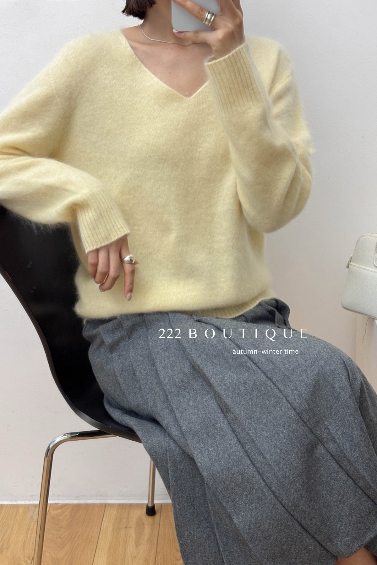 18a33 V-neck cashmere sweater