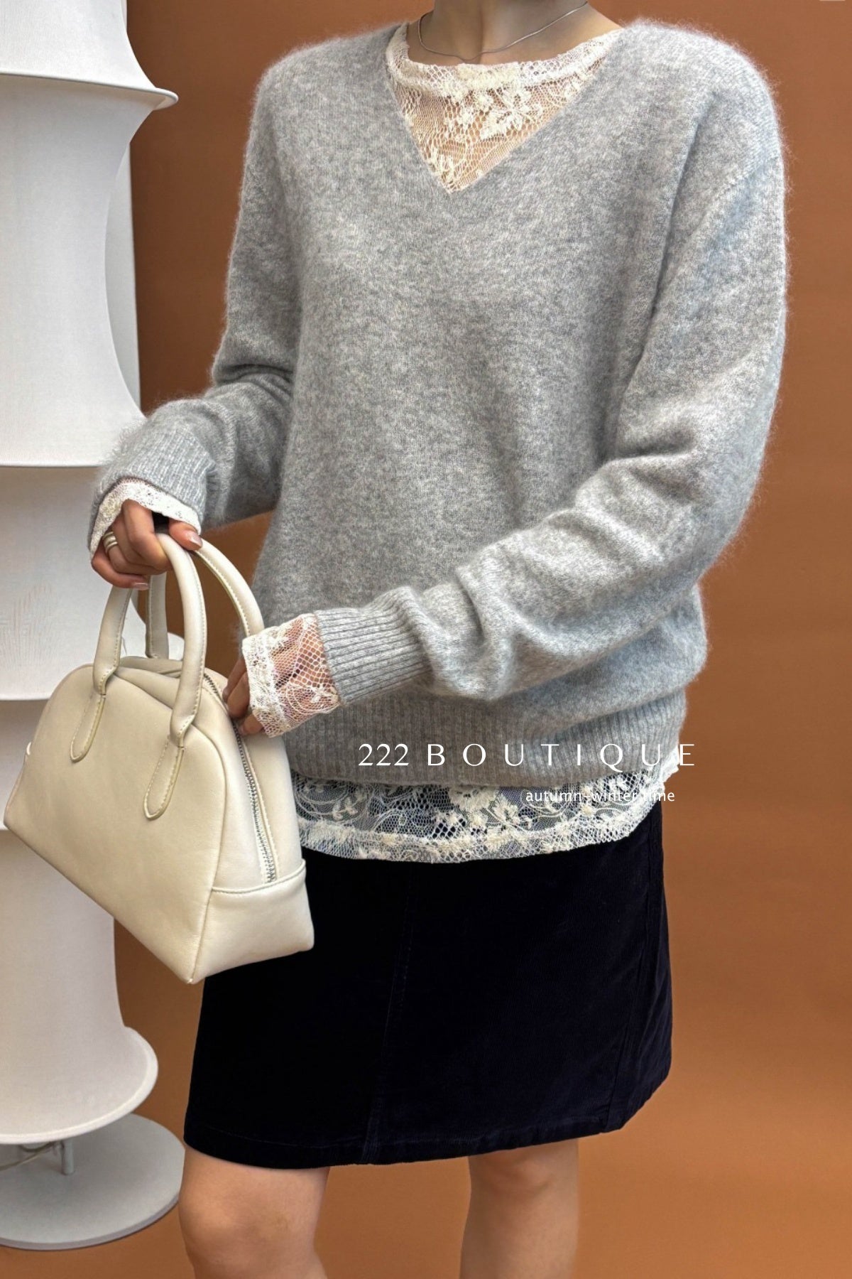 18a33 V-neck cashmere sweater