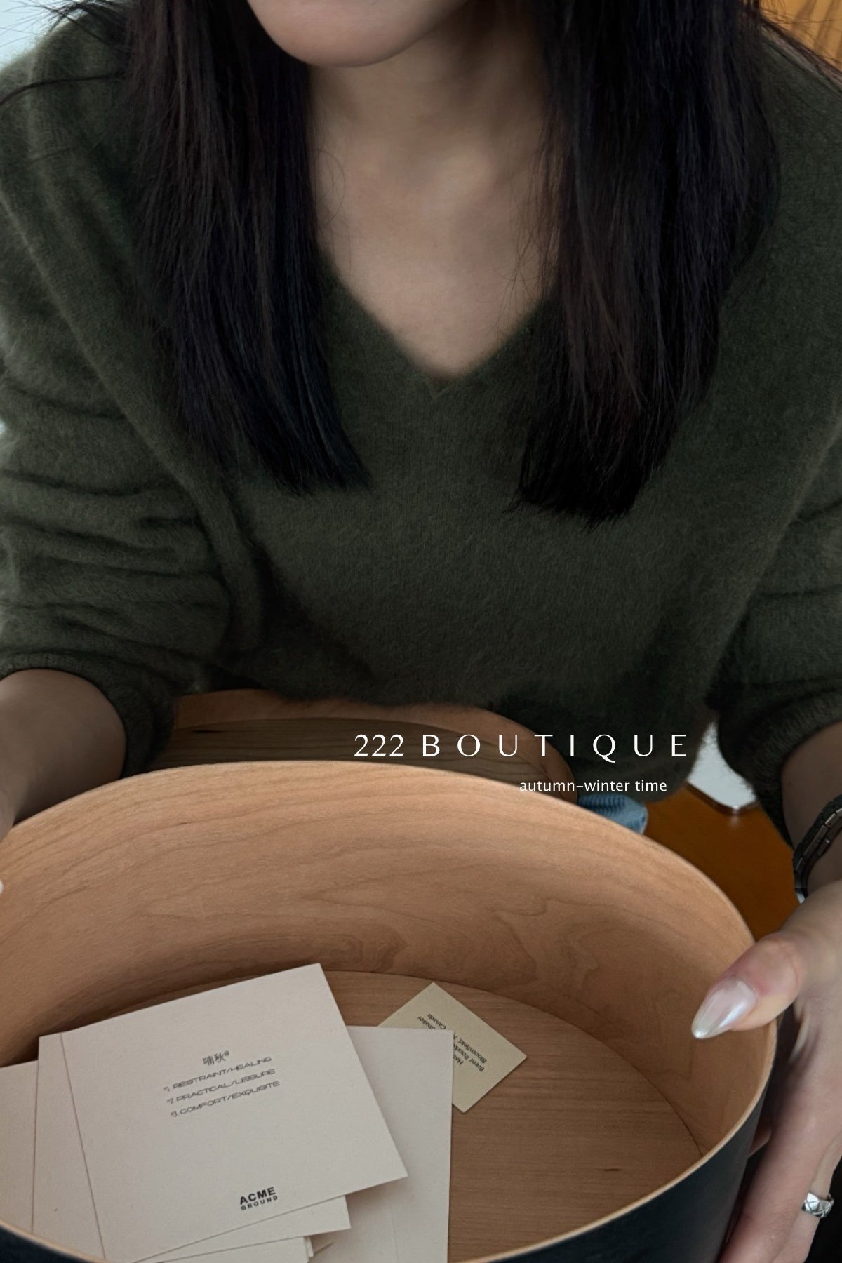 18a33 V-neck cashmere sweater