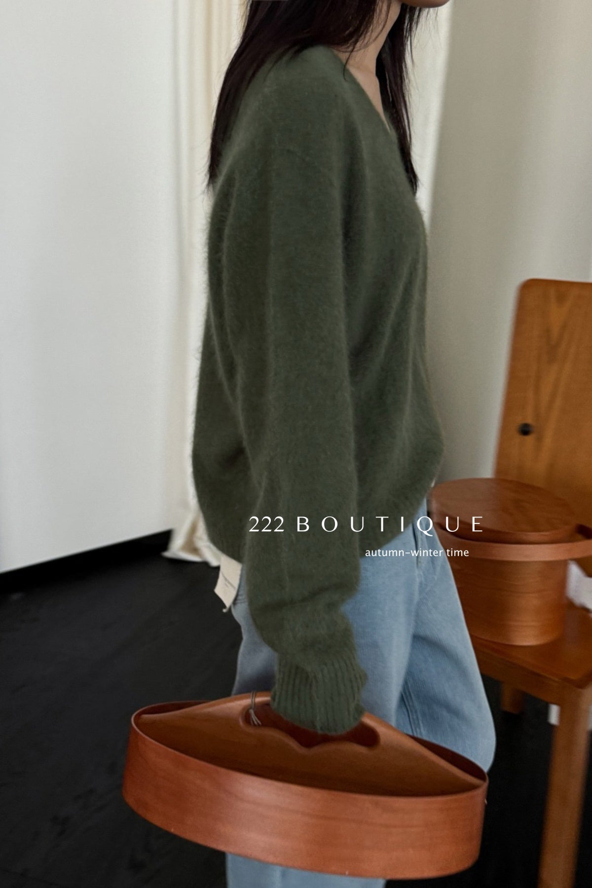 18a33 V-neck cashmere sweater