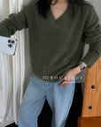 18a33 V-neck cashmere sweater