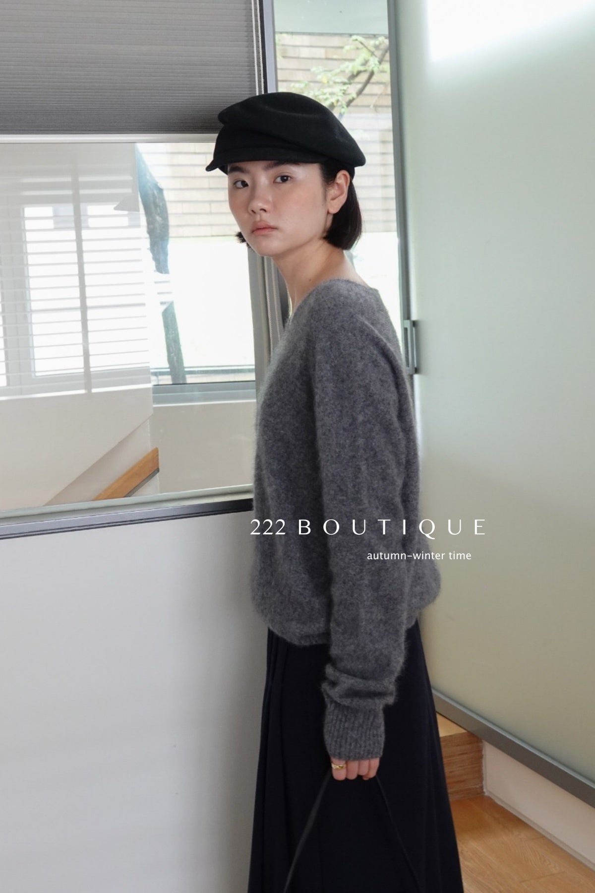 18a33 V-neck cashmere sweater