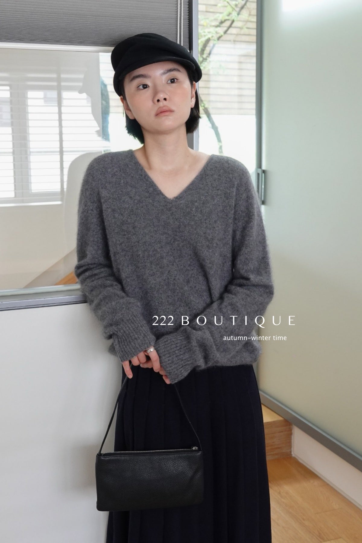 18a33 V-neck cashmere sweater