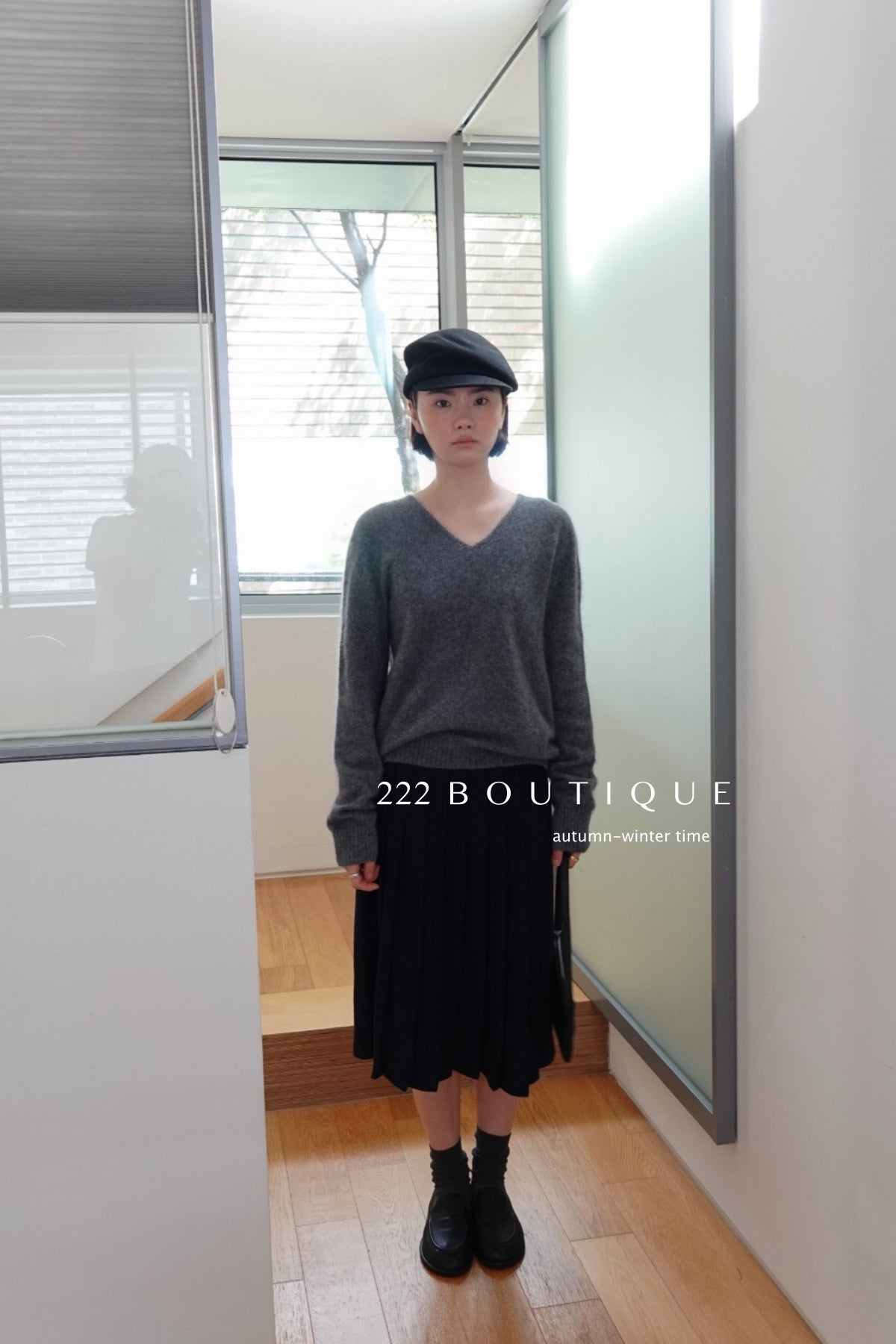 18a33 V-neck cashmere sweater