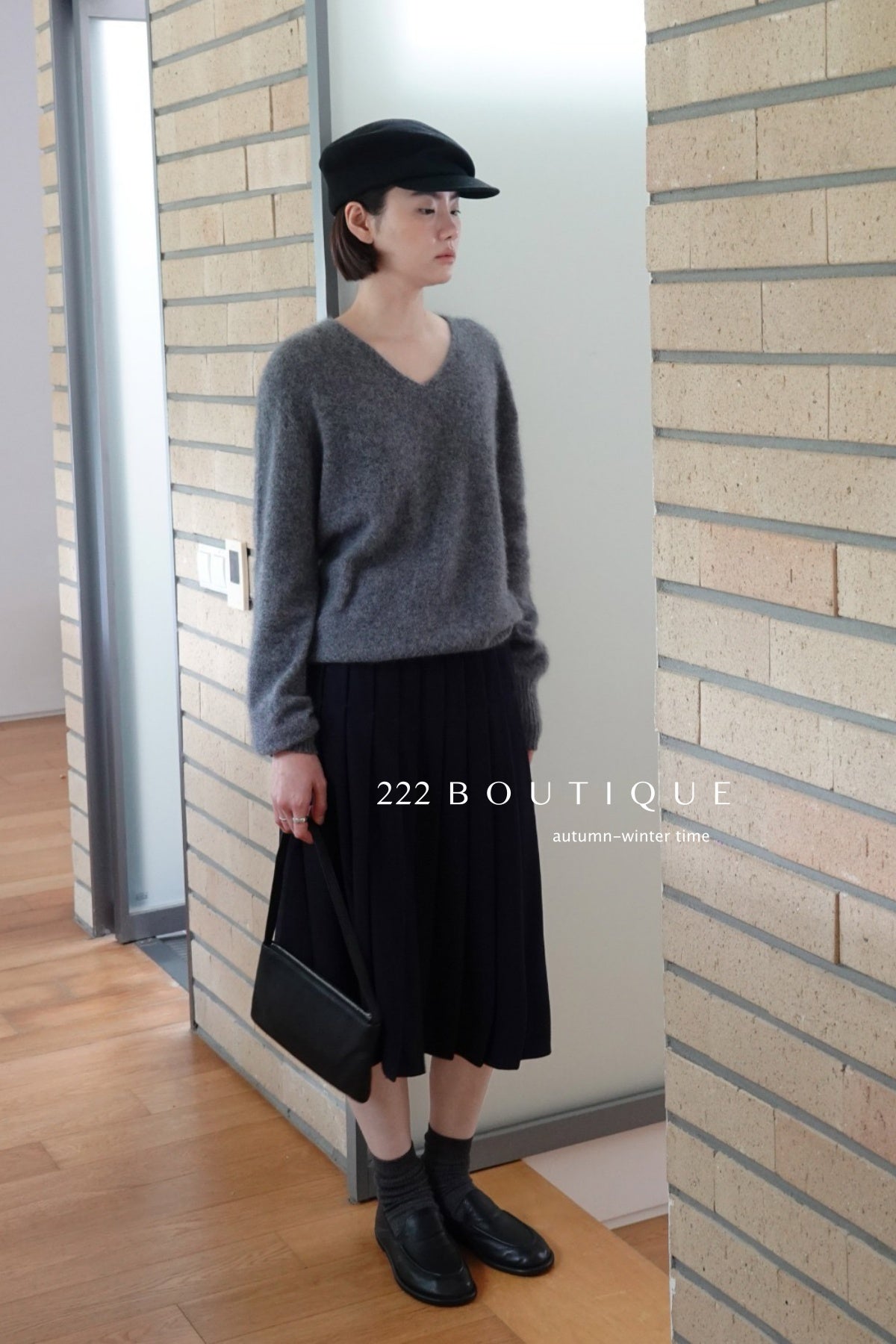 18a33 V-neck cashmere sweater
