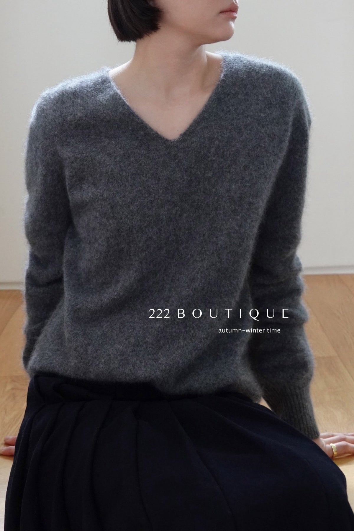 18a33 V-neck cashmere sweater