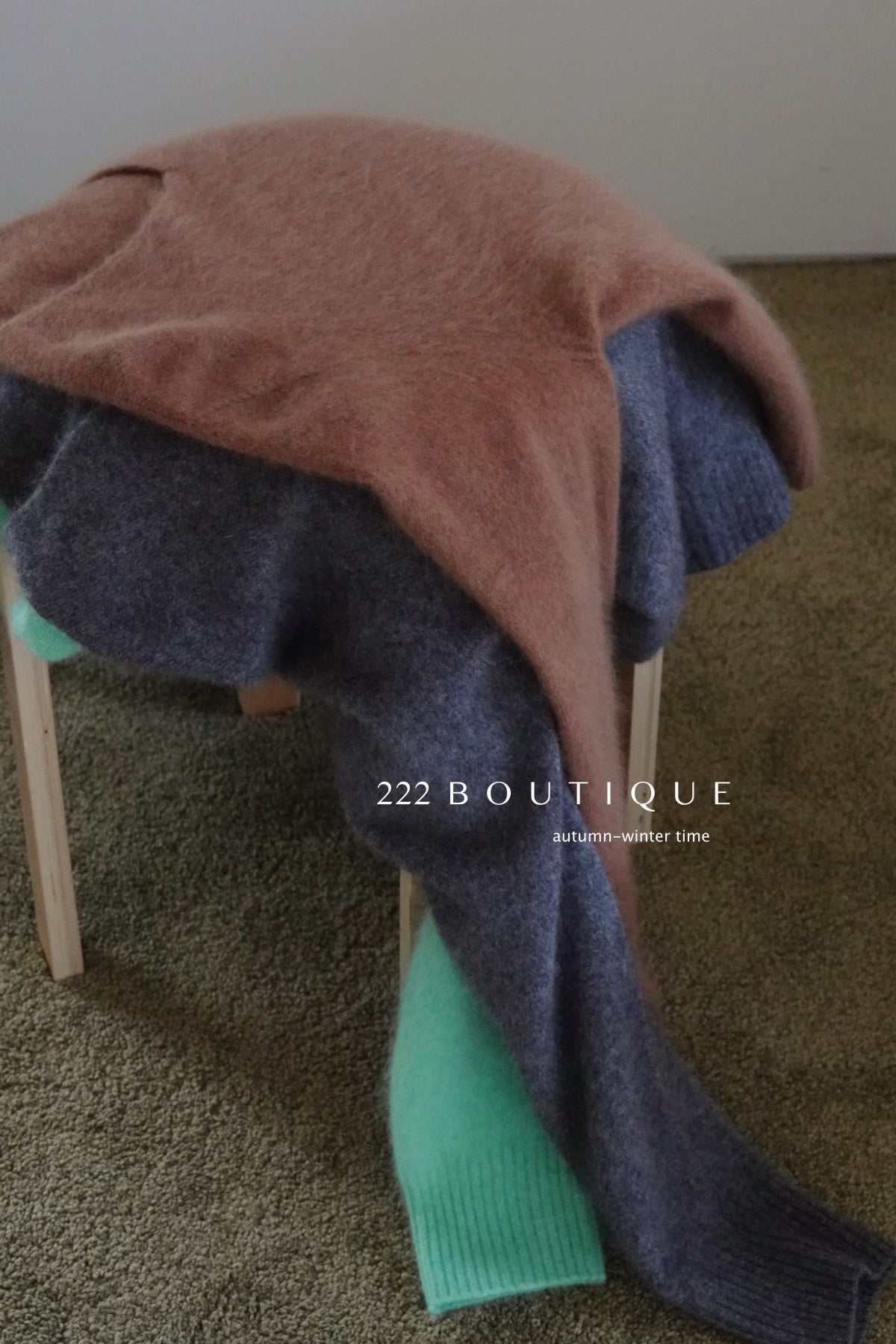 18a33 V-neck cashmere sweater