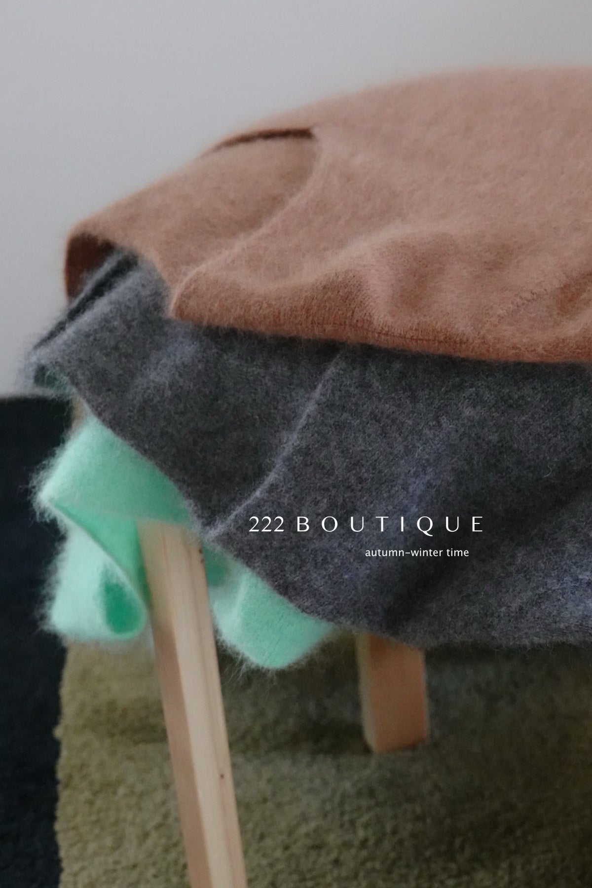 18a33 V-neck cashmere sweater