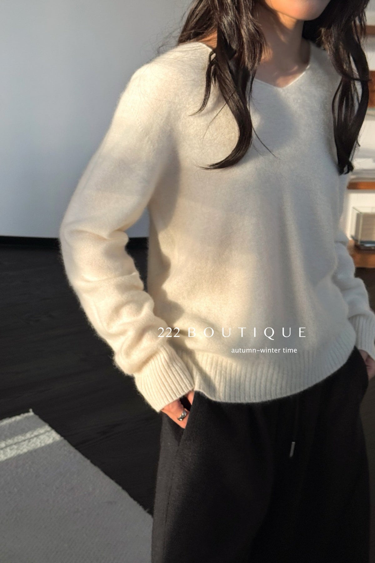 18a33 V-neck cashmere sweater
