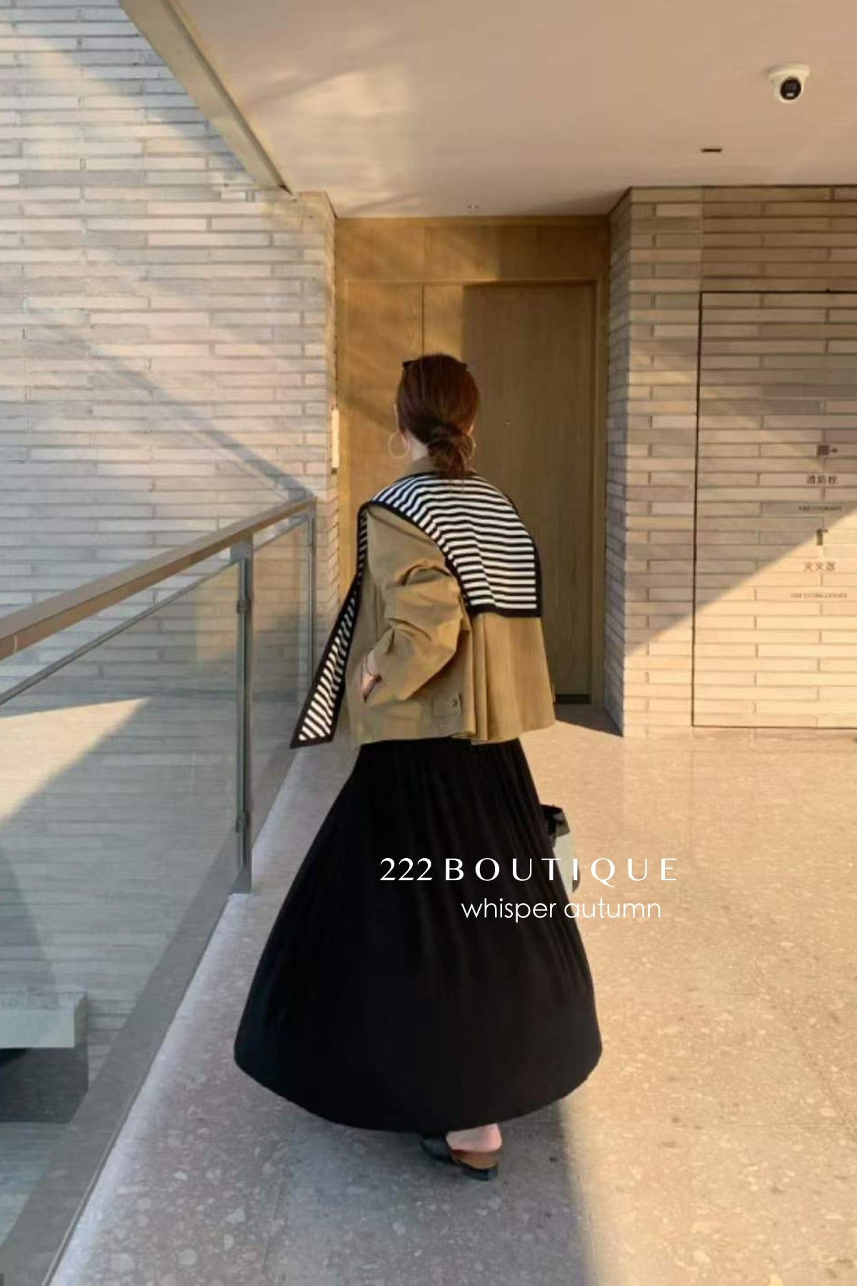 17a63 Suede trench-style jacket with classic collar and scarf