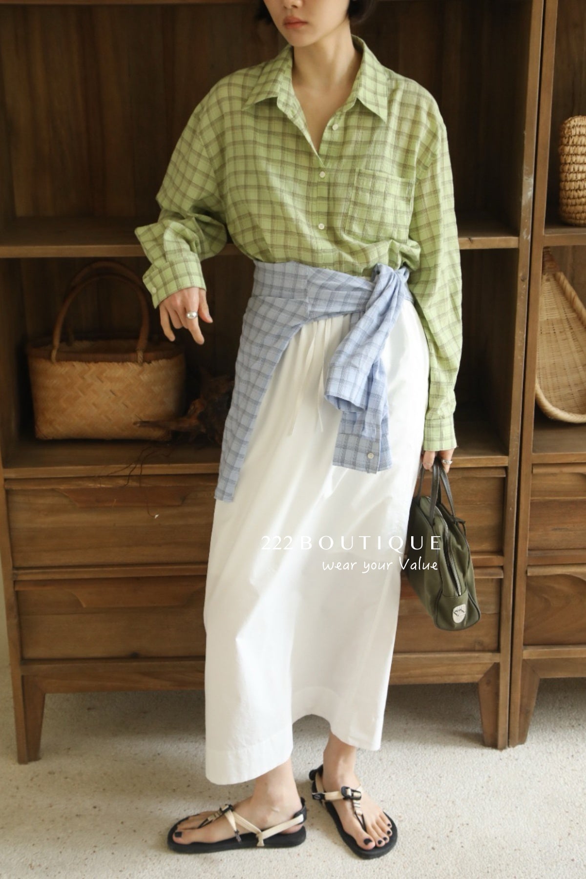 13a65 Summer-ready striped button-down shirt