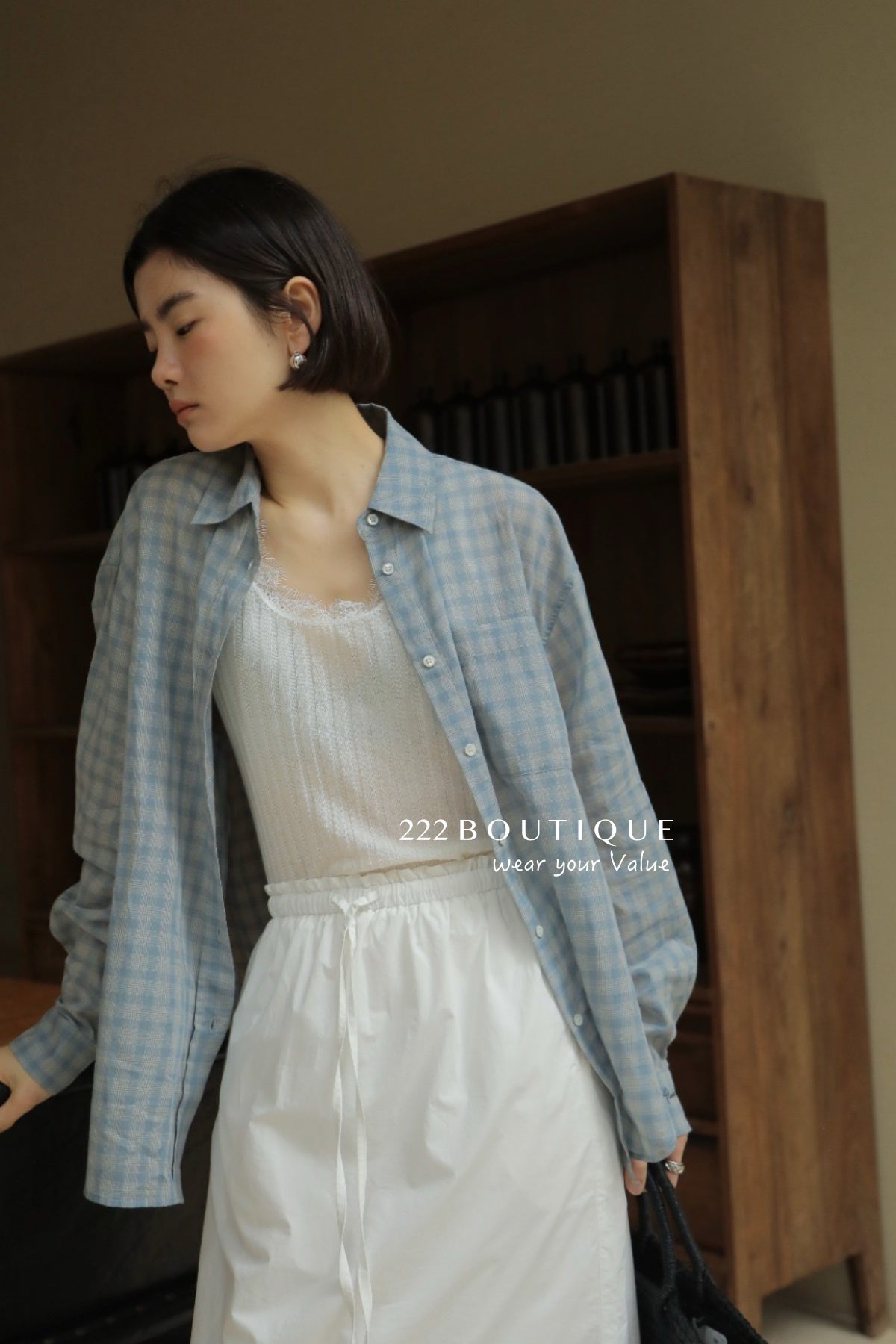 13a67 Lace-trimmed sleeveless blouse