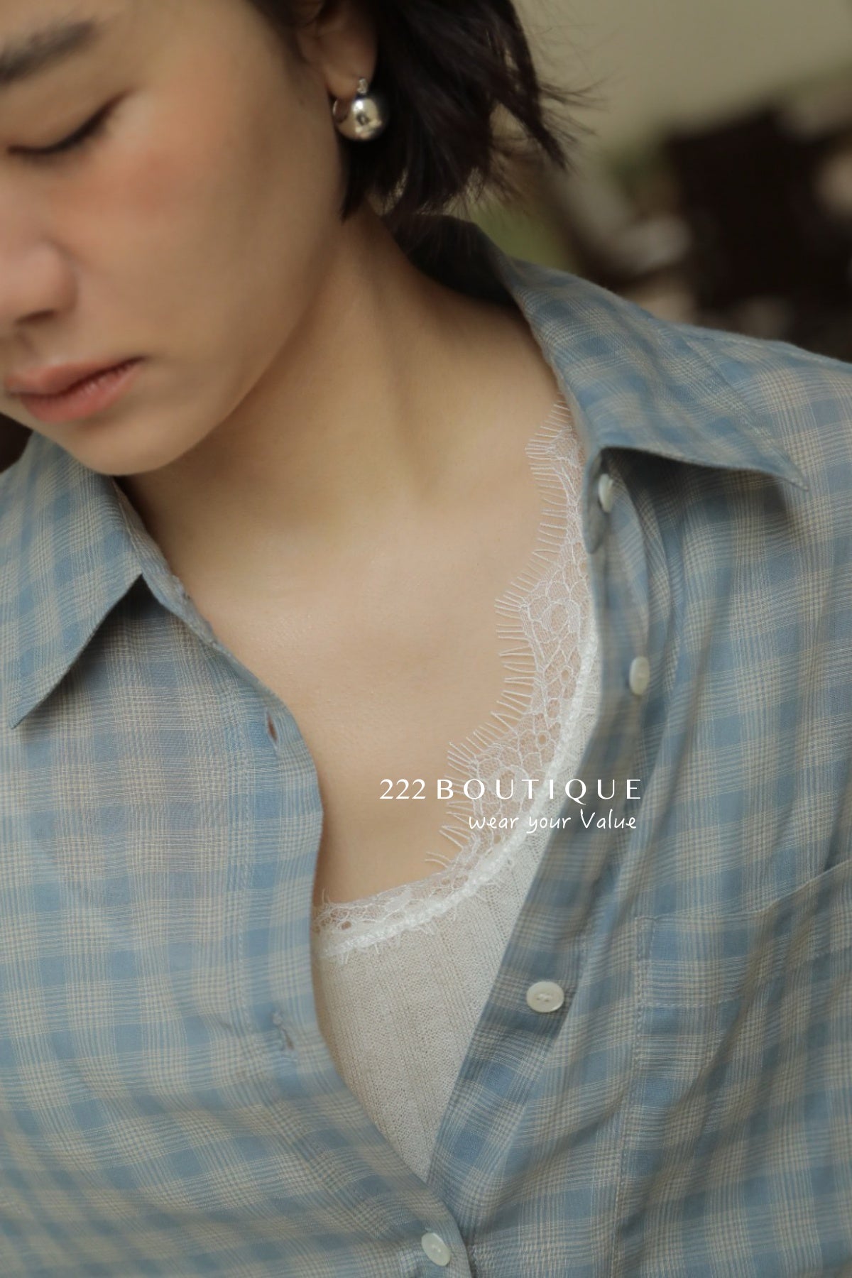 13a67 Lace-trimmed sleeveless blouse