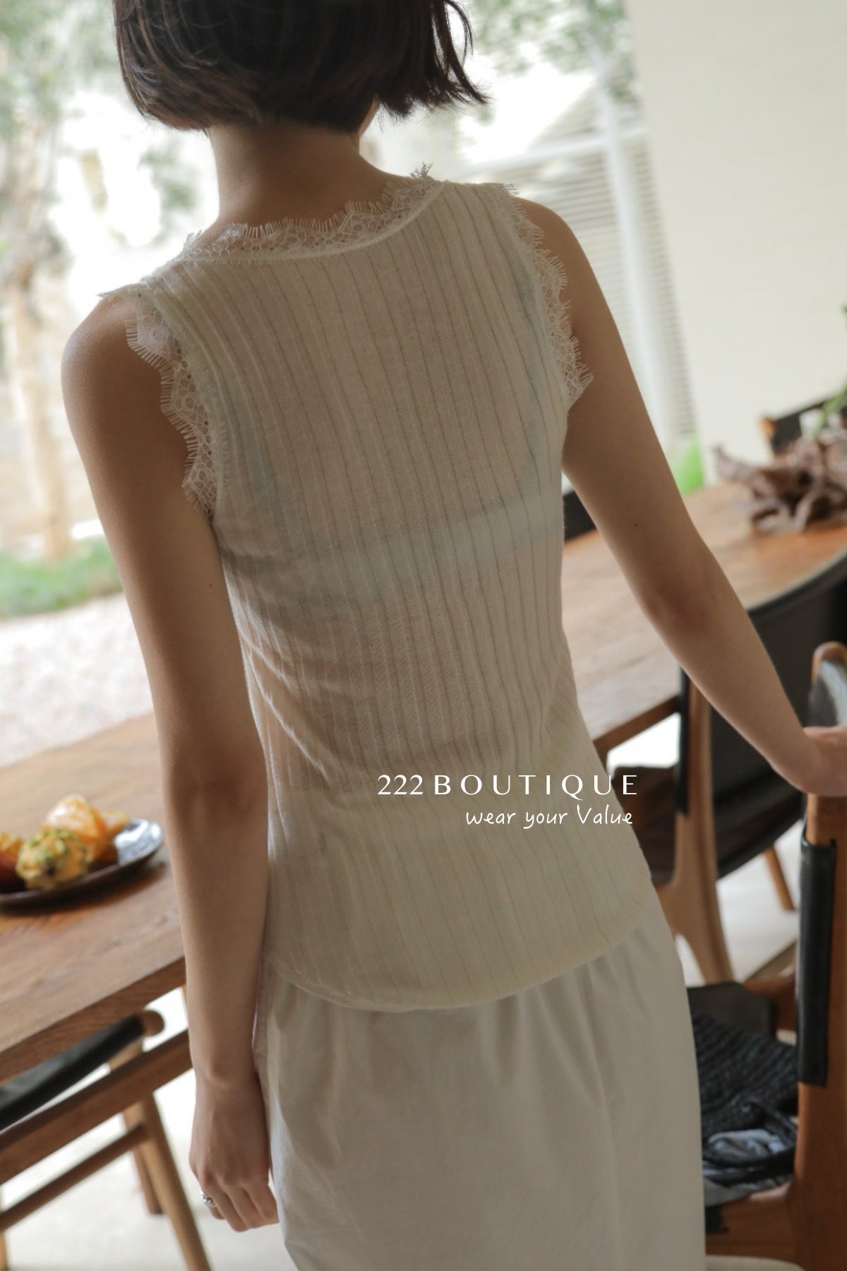 13a67 Lace-trimmed sleeveless blouse