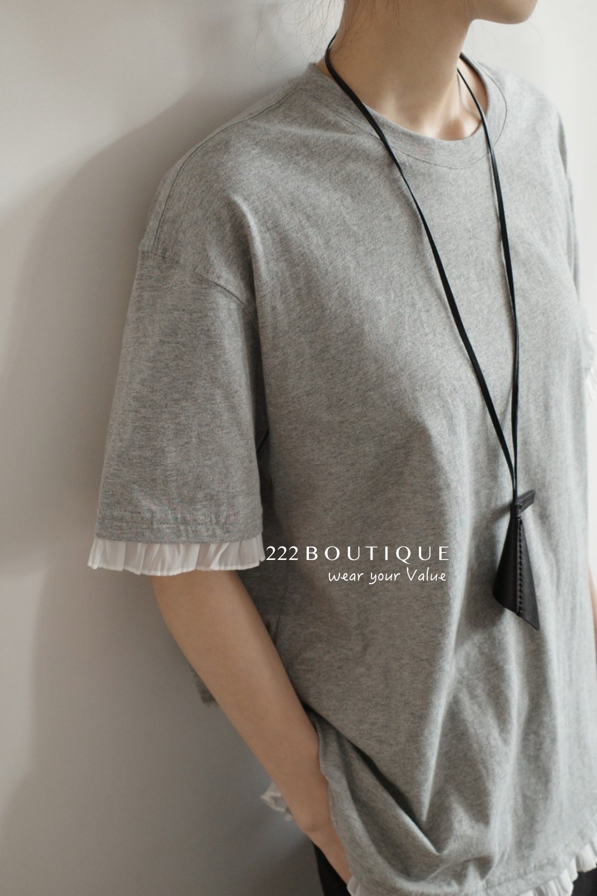 13a66 Graphic tee with ruffled hem