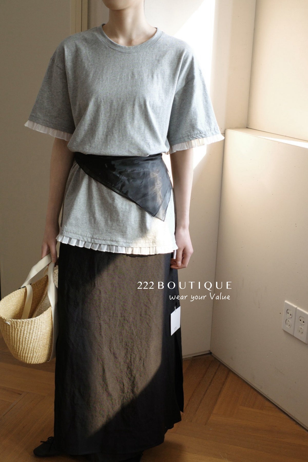 13a66 Graphic tee with ruffled hem
