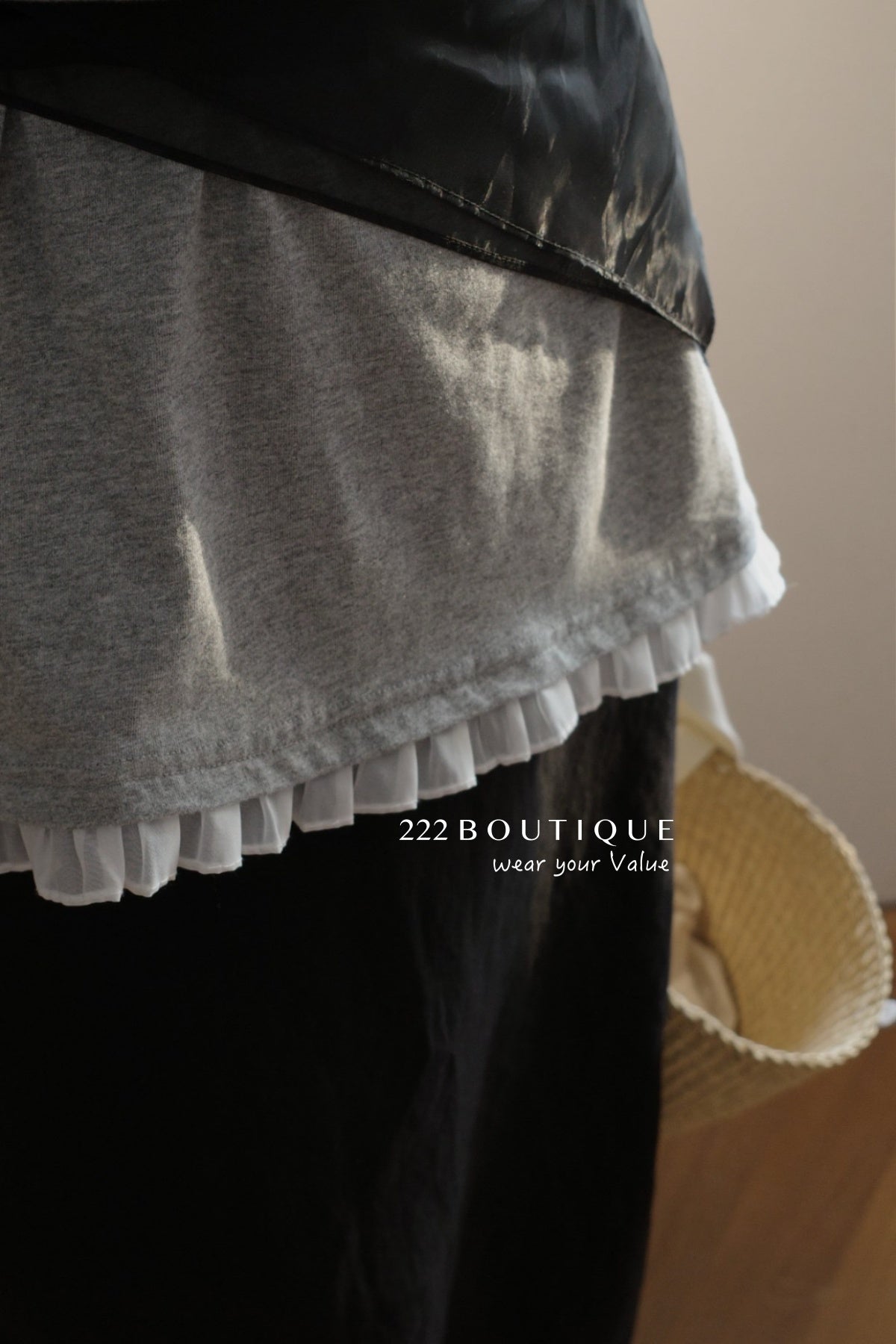 13a66 Graphic tee with ruffled hem