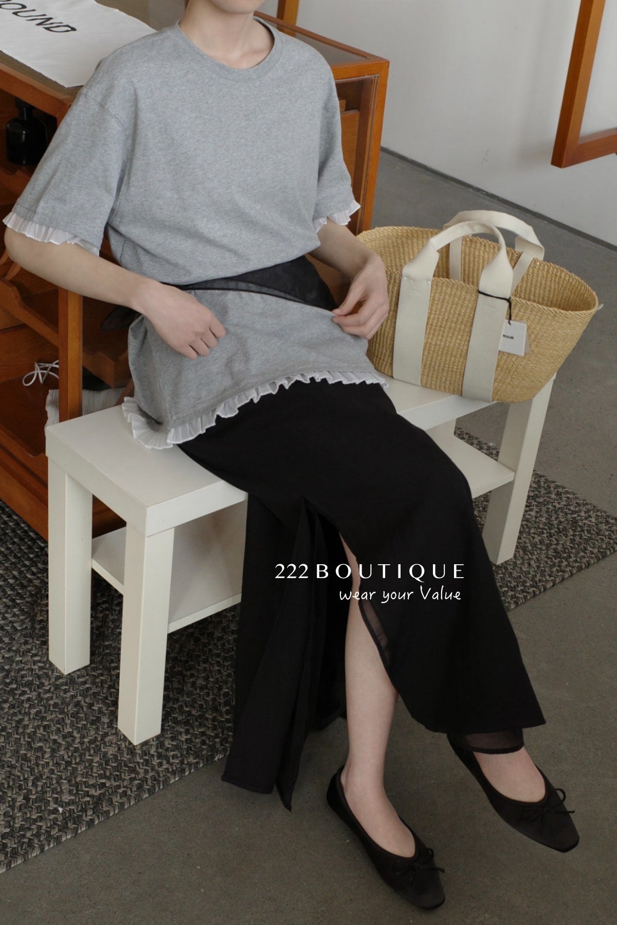 13a66 Graphic tee with ruffled hem