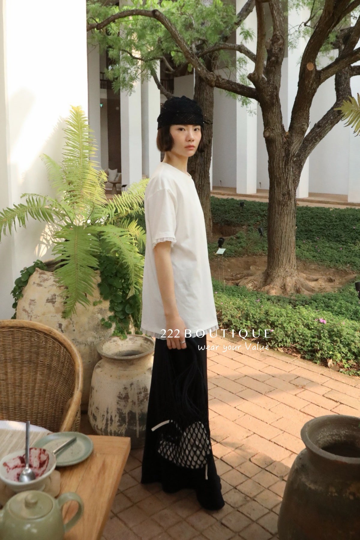 13a66 Graphic tee with ruffled hem