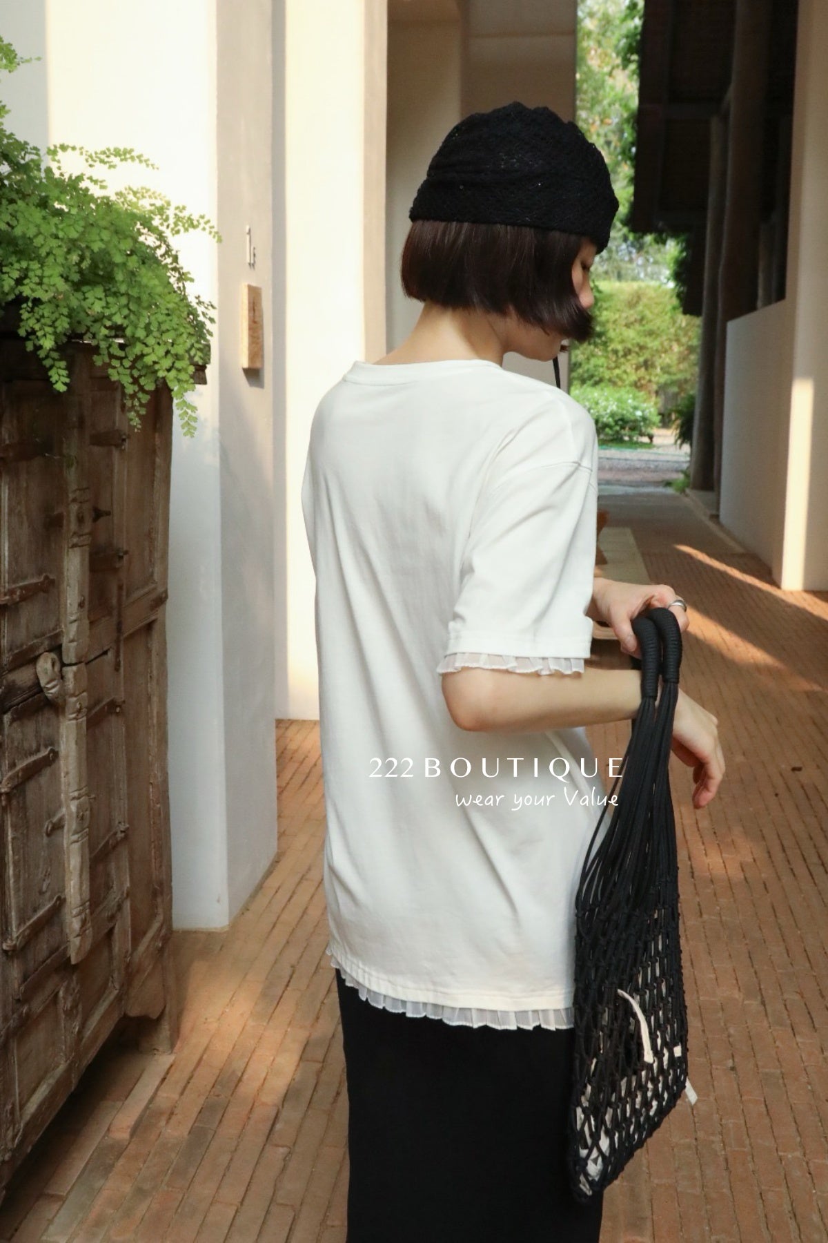 13a66 Graphic tee with ruffled hem