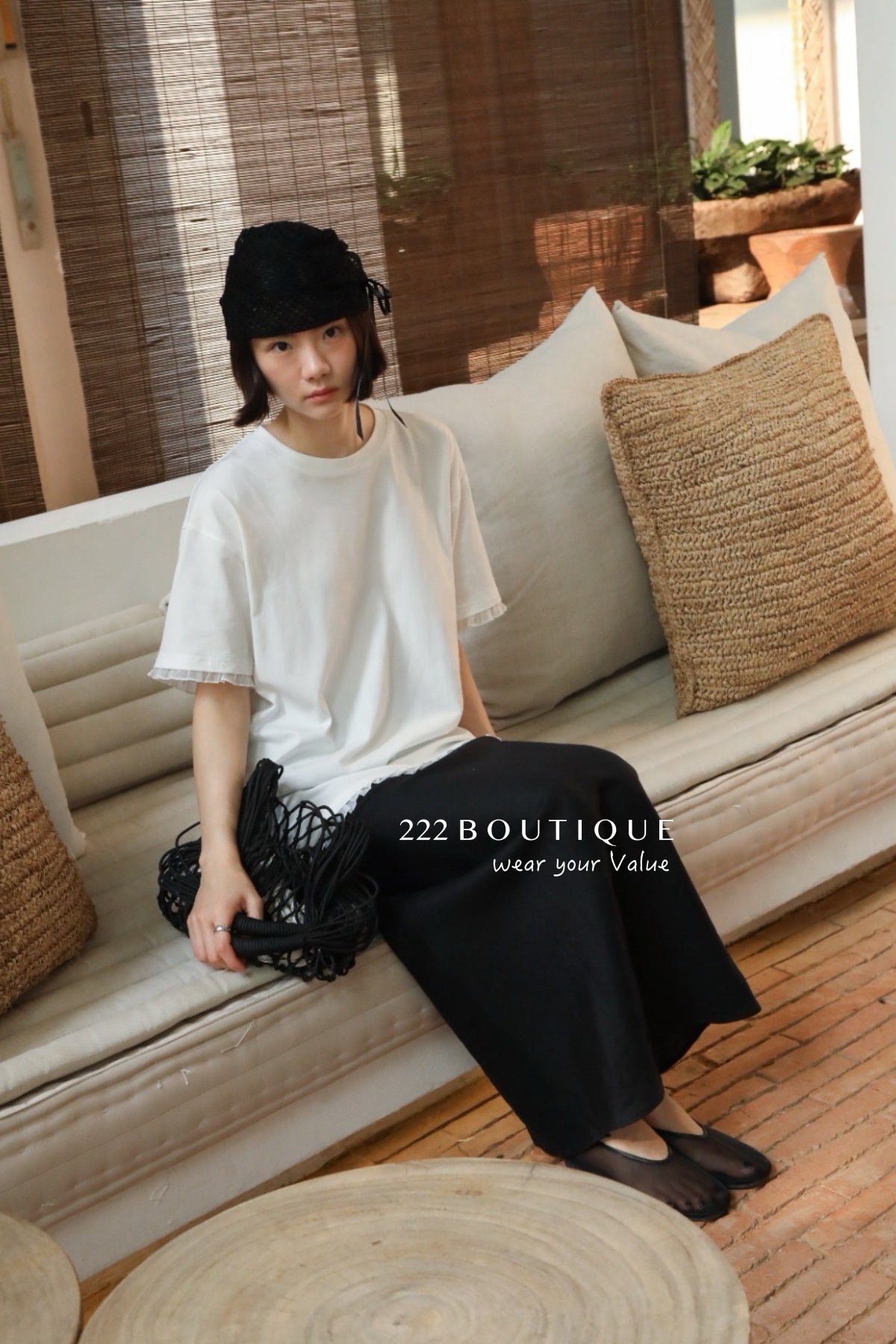 13a66 Graphic tee with ruffled hem